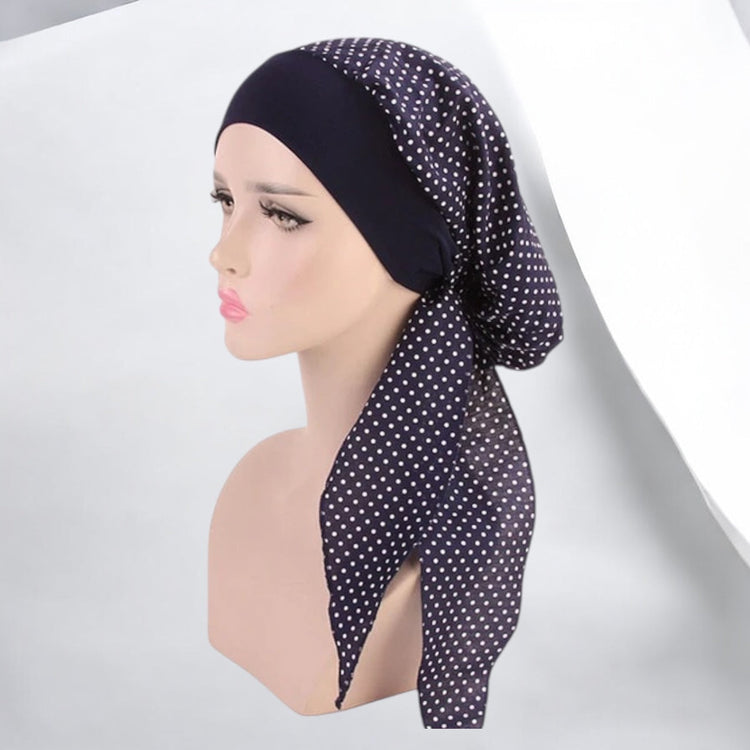 Femme suivant un traitement chimiothérapie contre le cancer et portant un foulard chimio moderne et pas cher