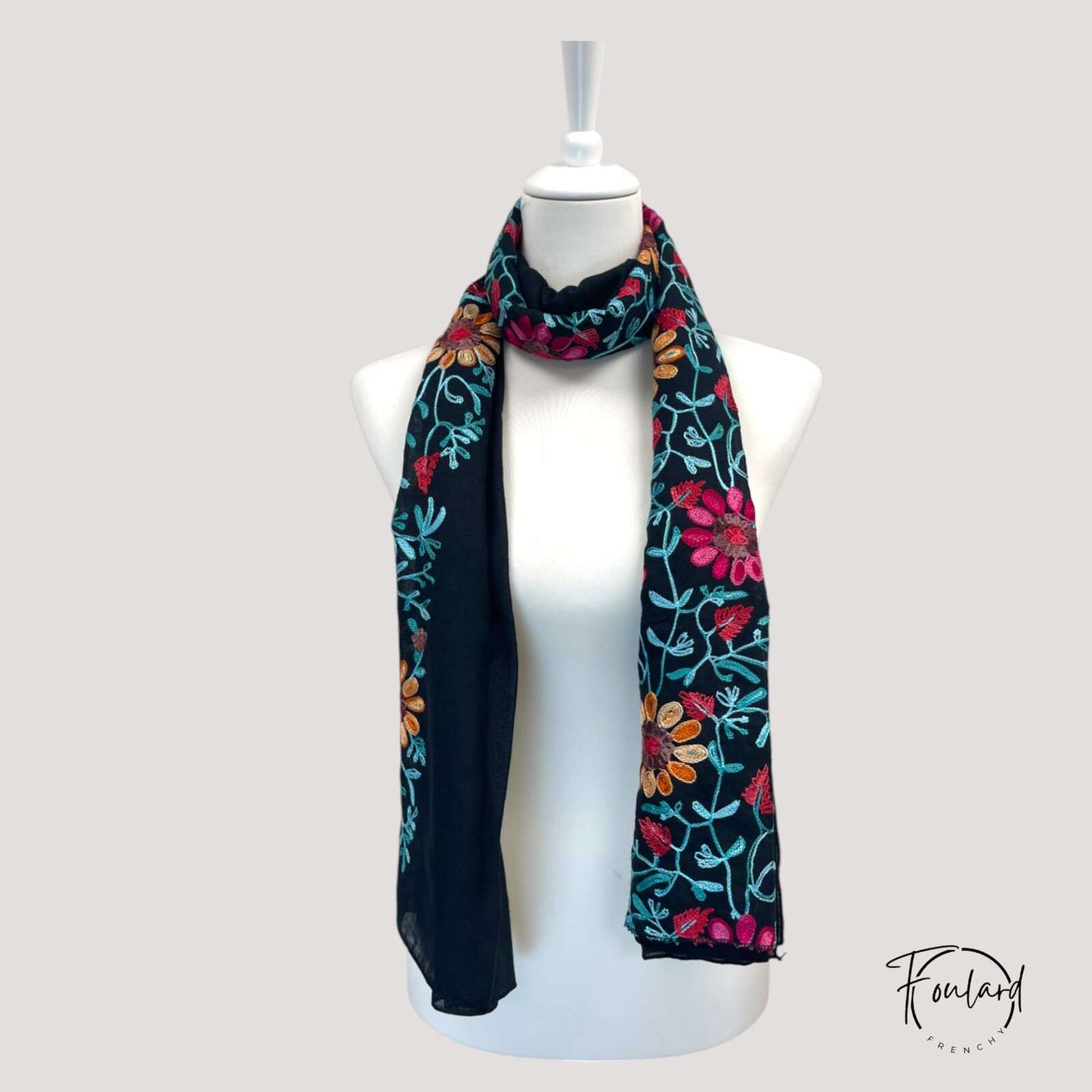 Foulard Brodé Floral Noir Intemporel Élégant
