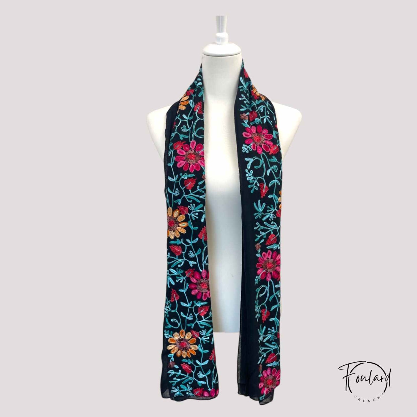 Foulard Brodé Floral Noir Intemporel Élégant