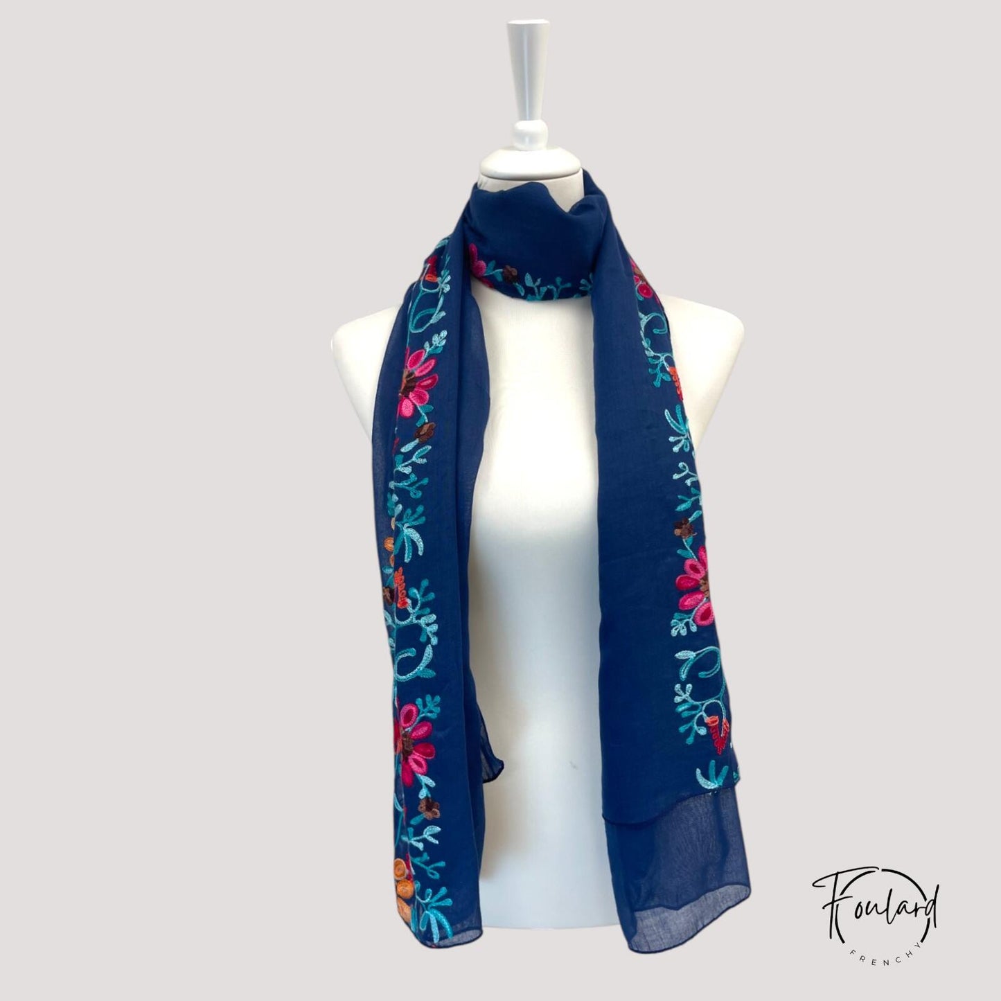 Foulard Brodé Floral – Bleu Marine Élégant 180×90 cm