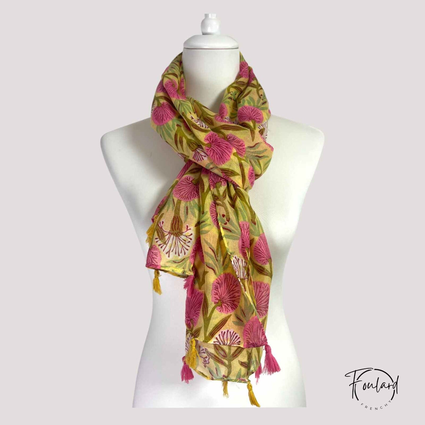 Foulard femme à fleurs roses sur fond jaune