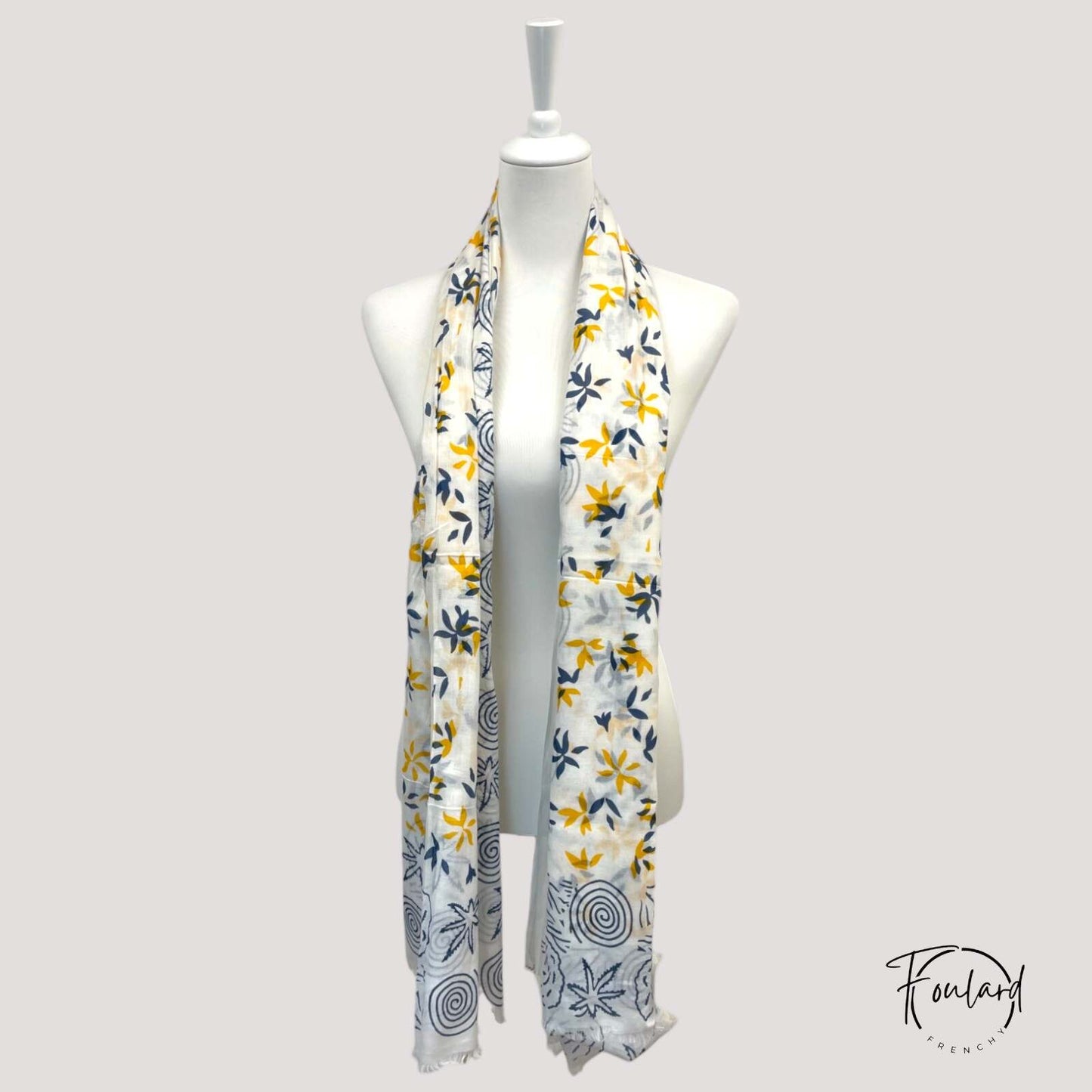 Foulard blanc à motifs spirales et floraux bleu marine et jaune – 100 % coton