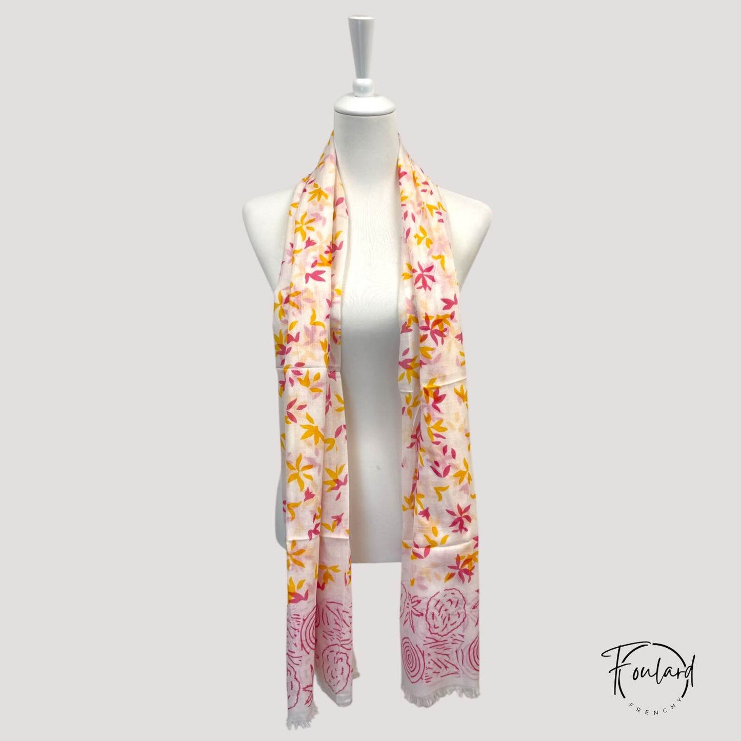 Foulard blanc à motifs floraux et spirales rose fuchsia
