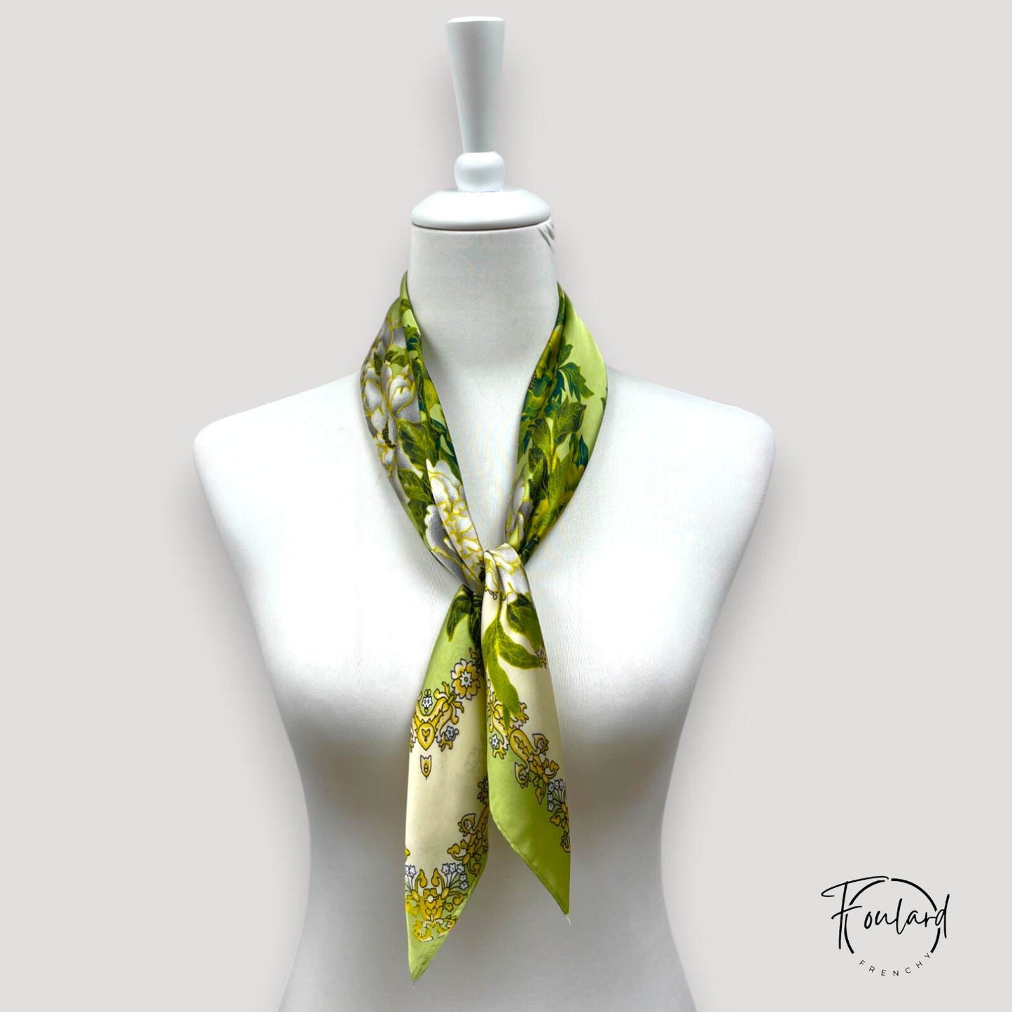 Foulard 70x70 – Éclat printanier en satin vert anis