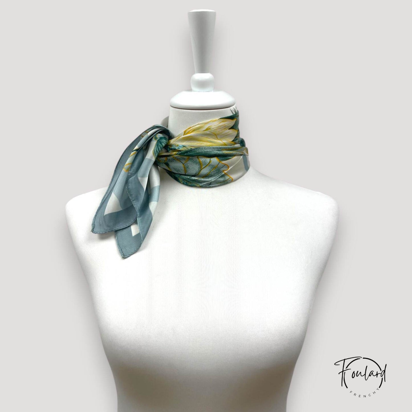 Foulard 70x70 – Élégance végétale en bleu glacier
