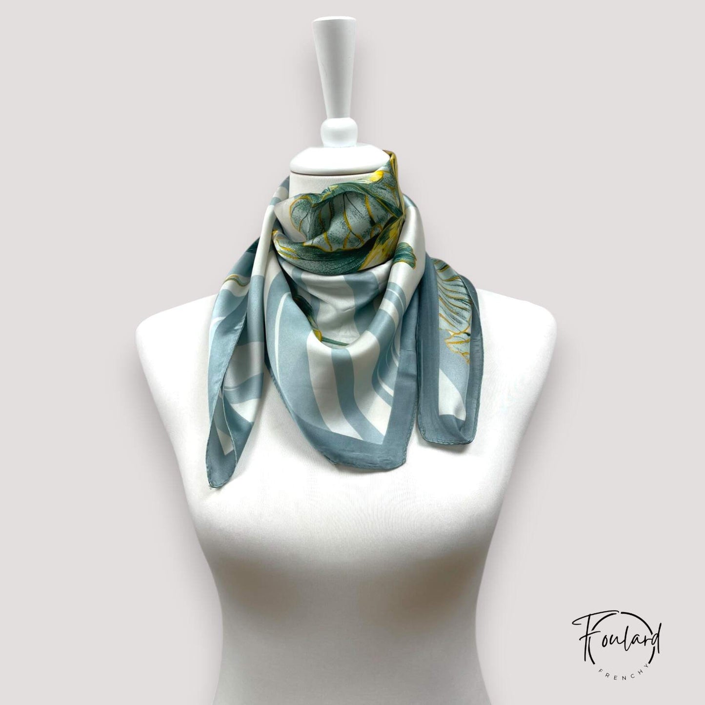 Foulard 70x70 – Élégance végétale en bleu glacier