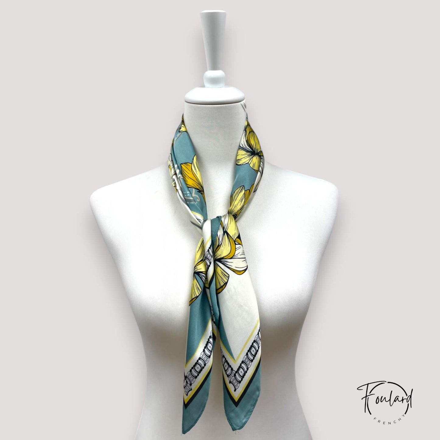 Foulard 70x70 – Motif floral baroque jaune et bleu sur fond crème