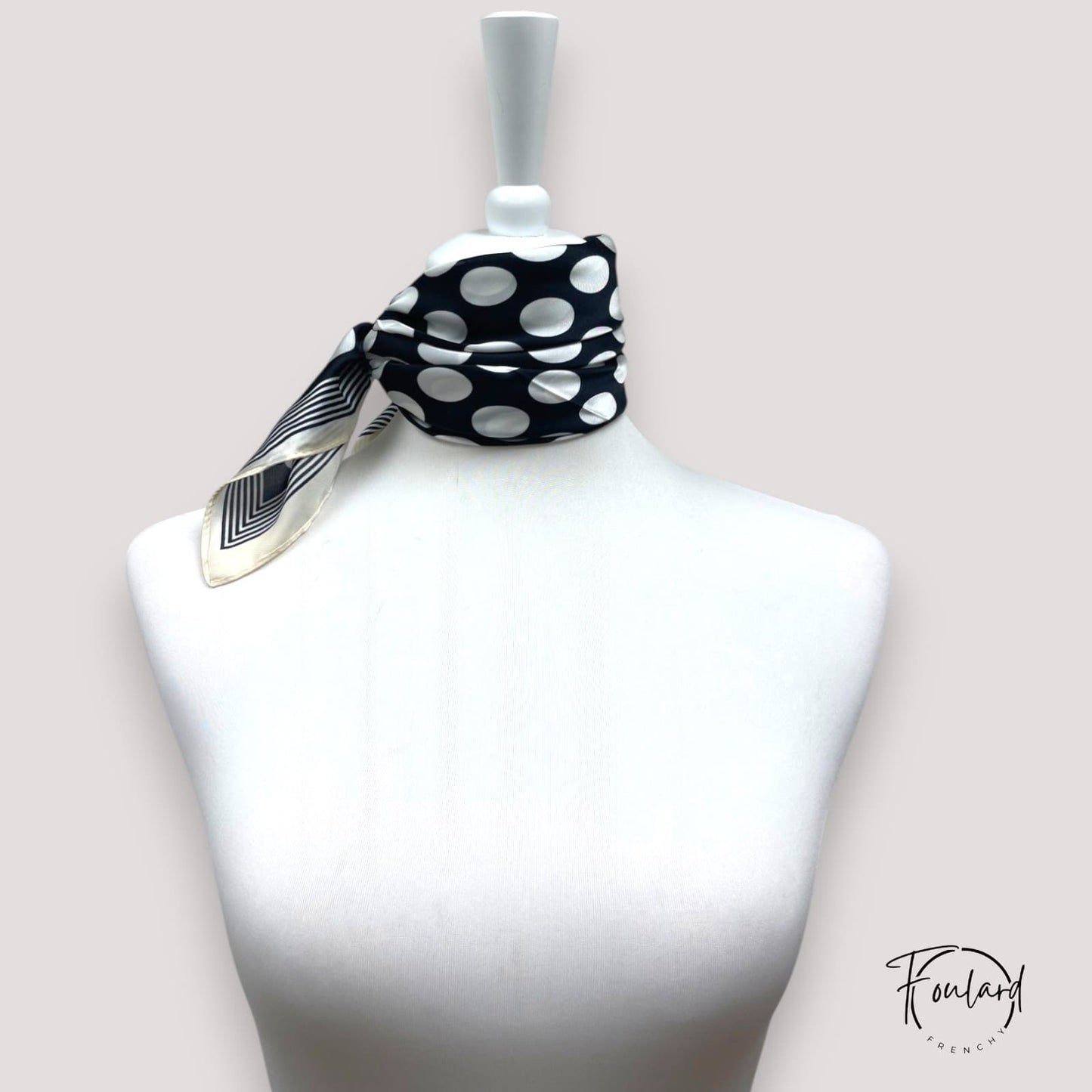 Foulard carré 70x70 – Pois blancs sur fond noir, un contraste chic et moderne