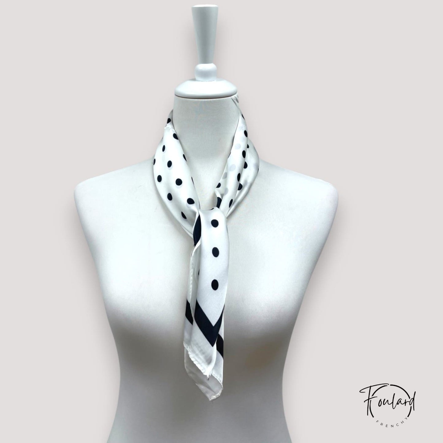 Foulard carré 70x70 – Pois noirs sur fond blanc, l’élégance intemporelle en version moderne