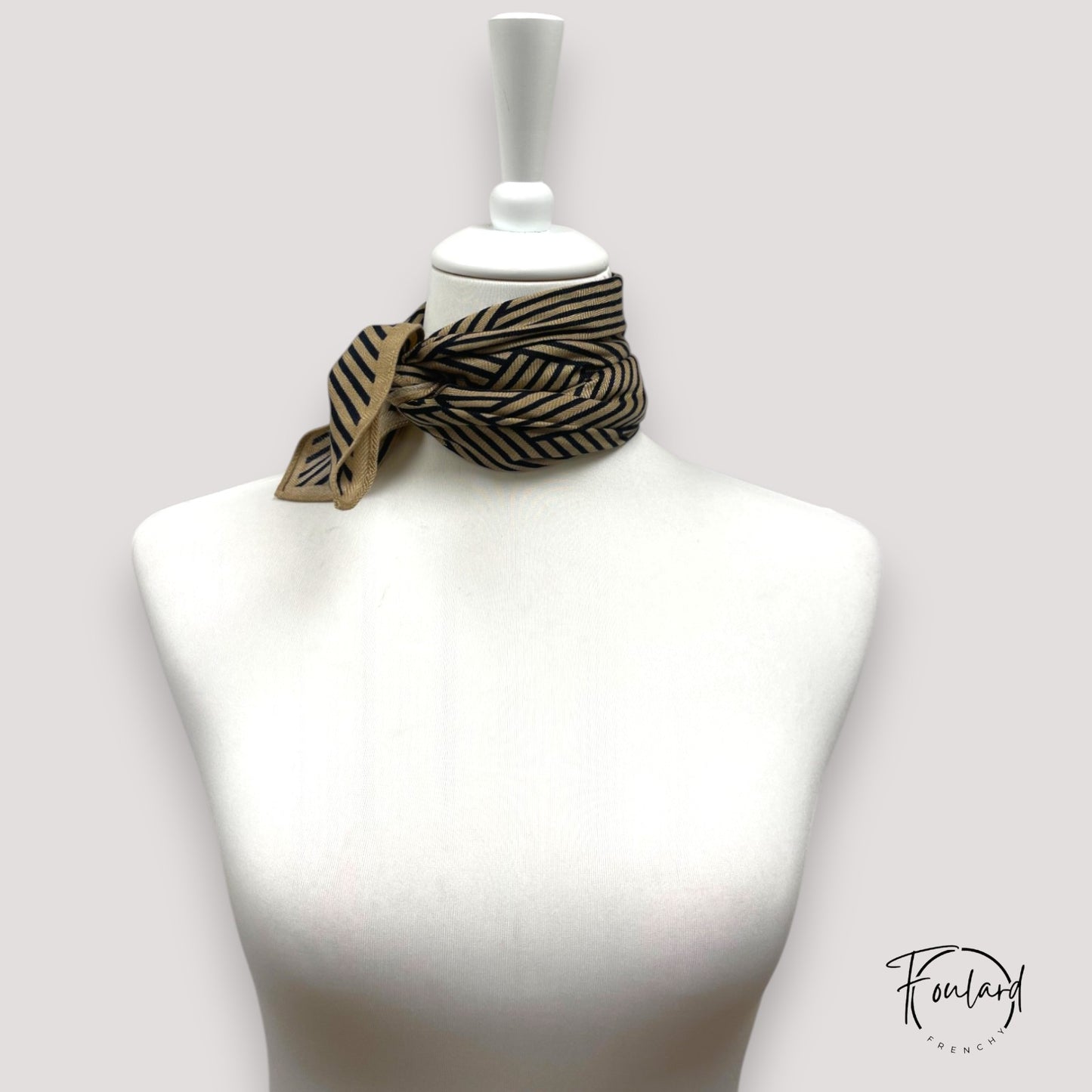 Foulard carré 70x70 – Motif géométrique noir et beige, l'élégance graphique au quotidien