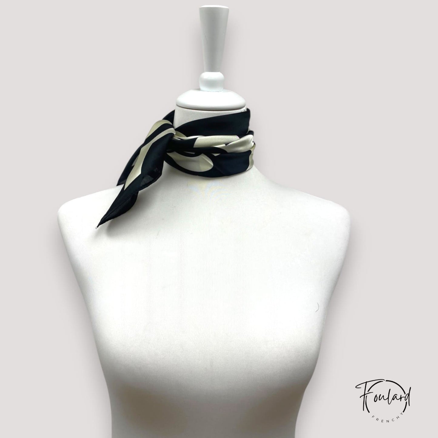 Foulard carré 70x70 – Motif floral noir; écru, l’élégance minimaliste avec une touche graphique