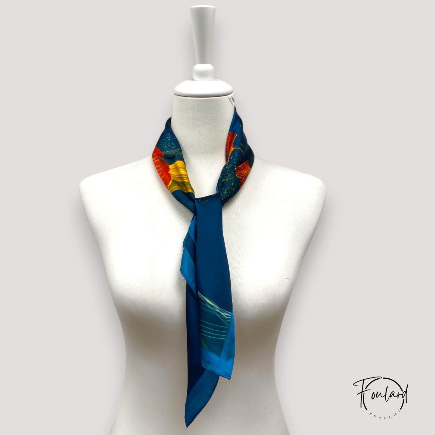 Foulard carré 70x70 – Bleu intense à motif tropical