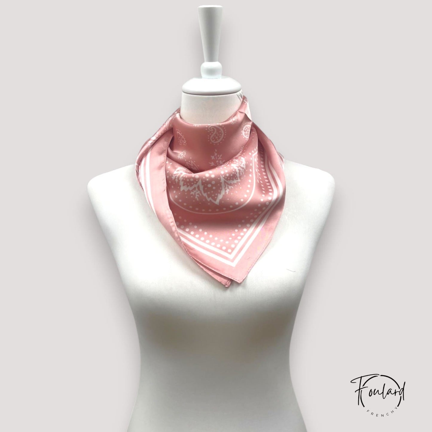 Foulard carré 70x70 – Rose poudré à motif cachemire