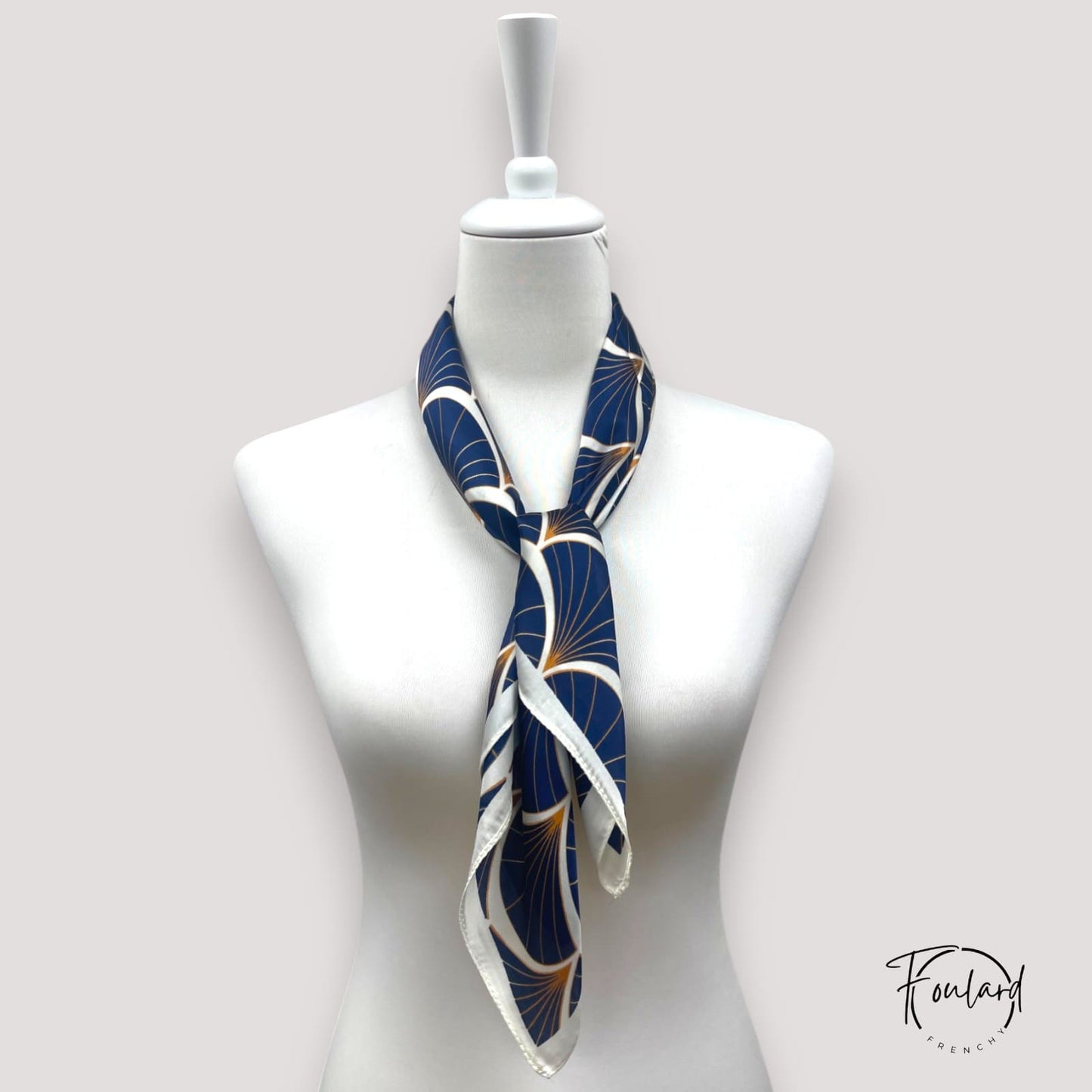 Foulard carré 70x70 – Bleu marine à motif éventail doré