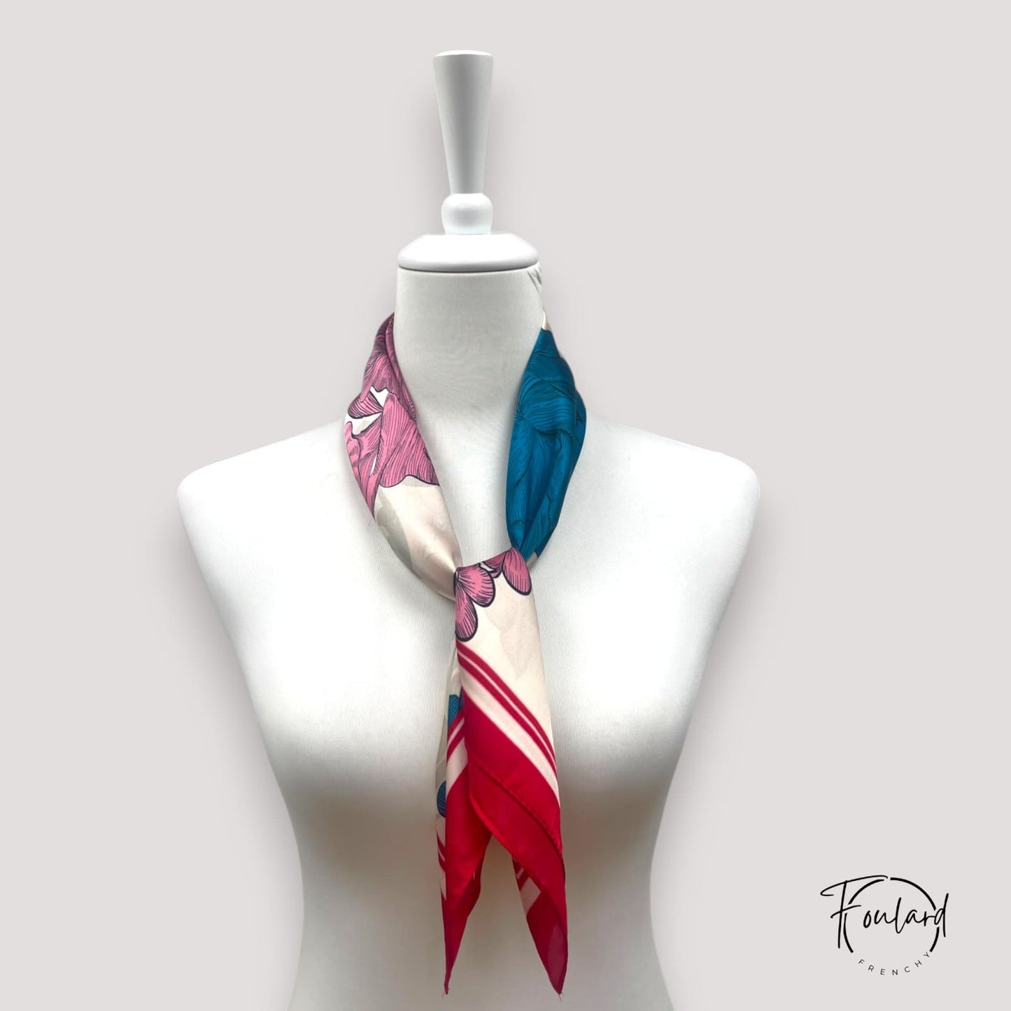 Foulard carré 70x70 – Motif floral coloré rose