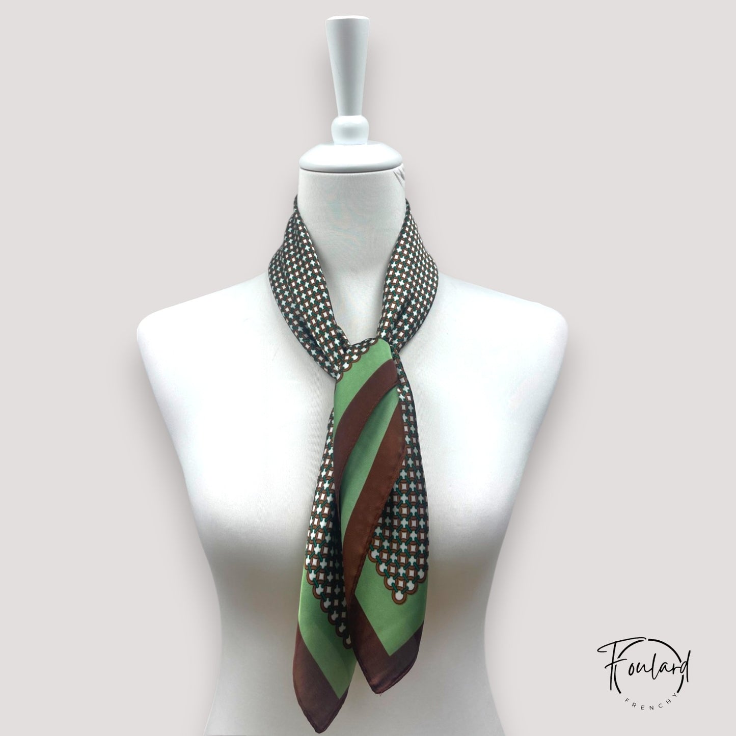 Foulard carré 70x70 – Motif géométrique rétro vert et marron