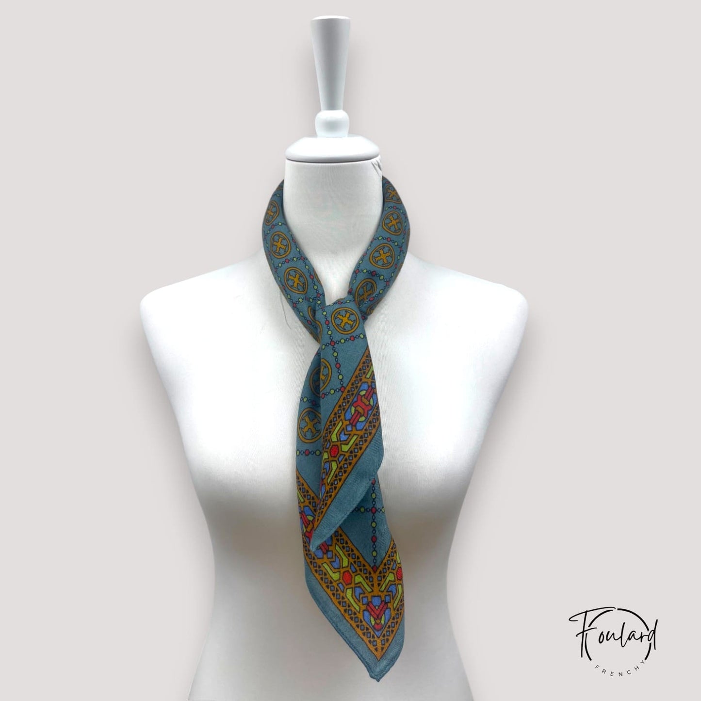 Foulard carré 70x70 – Inspiration orientale bleu canard et ocre