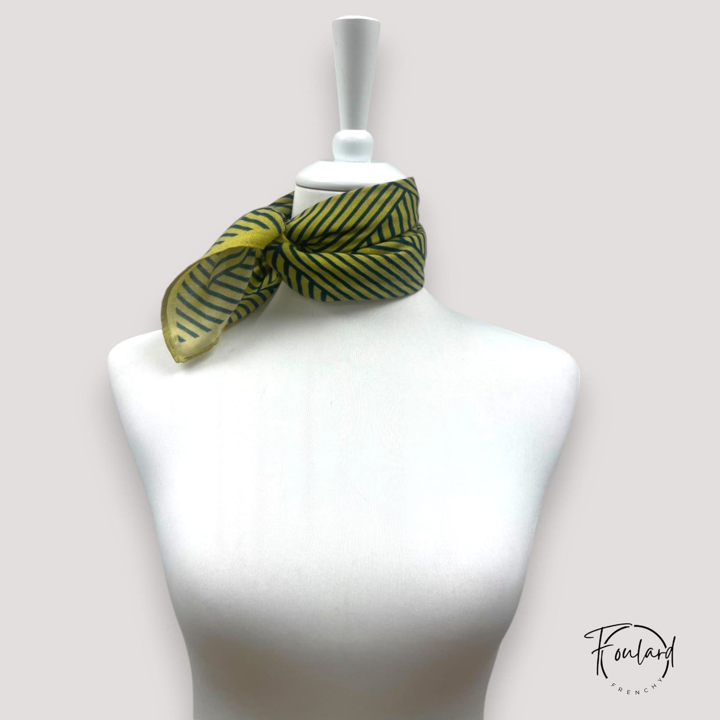 Foulard carré 70x70 – Rayures graphiques vert forêt sur fond jaune
