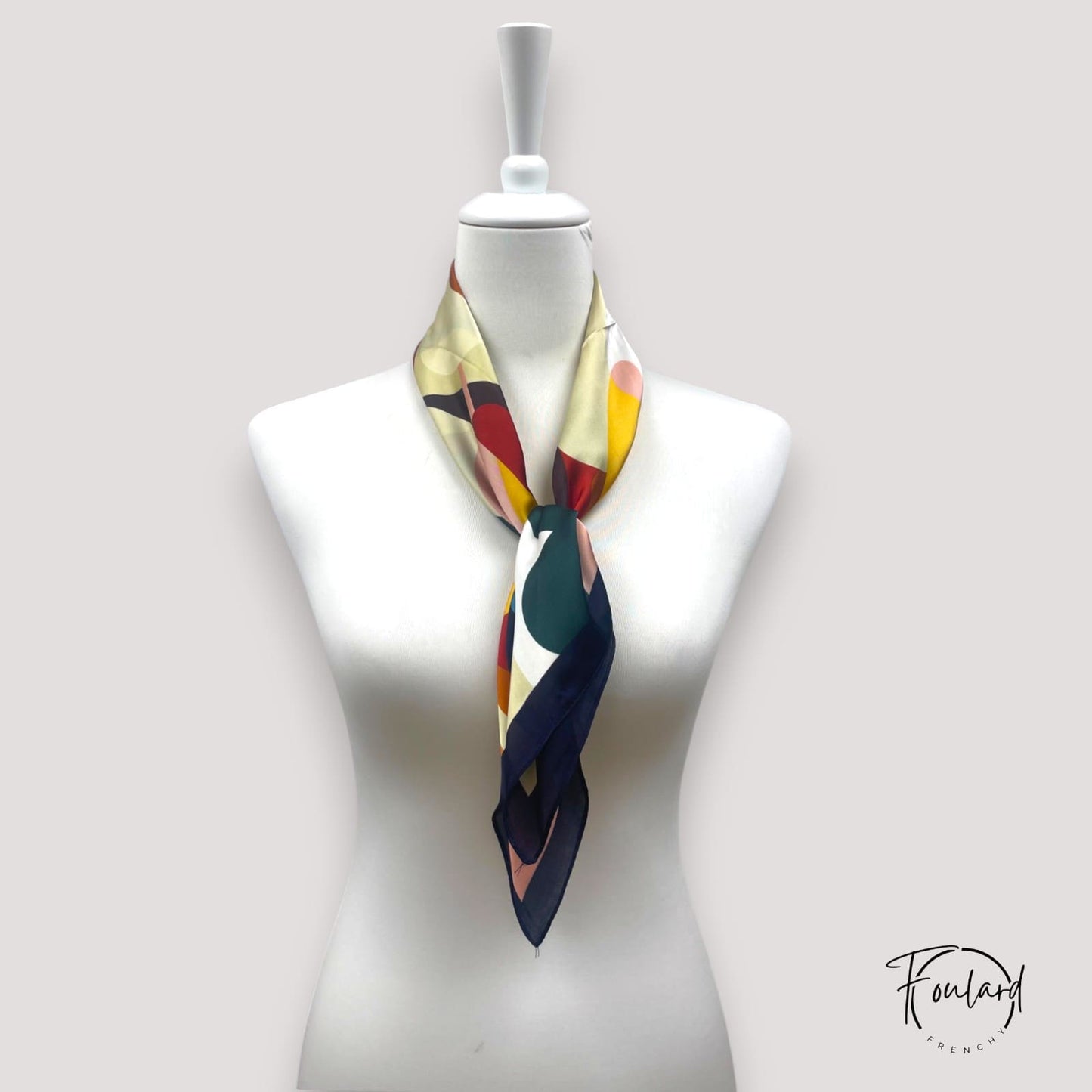 Foulard carré 70x70 – Motif floral abstrait sur fond crème et contours bleu nuit