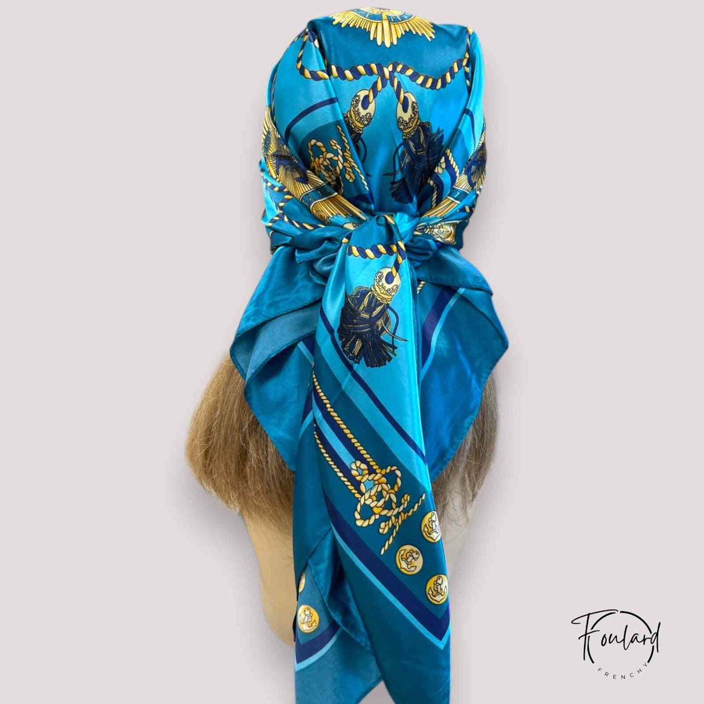 Foulard 90x90 – Éclat impérial sur satin turquoise