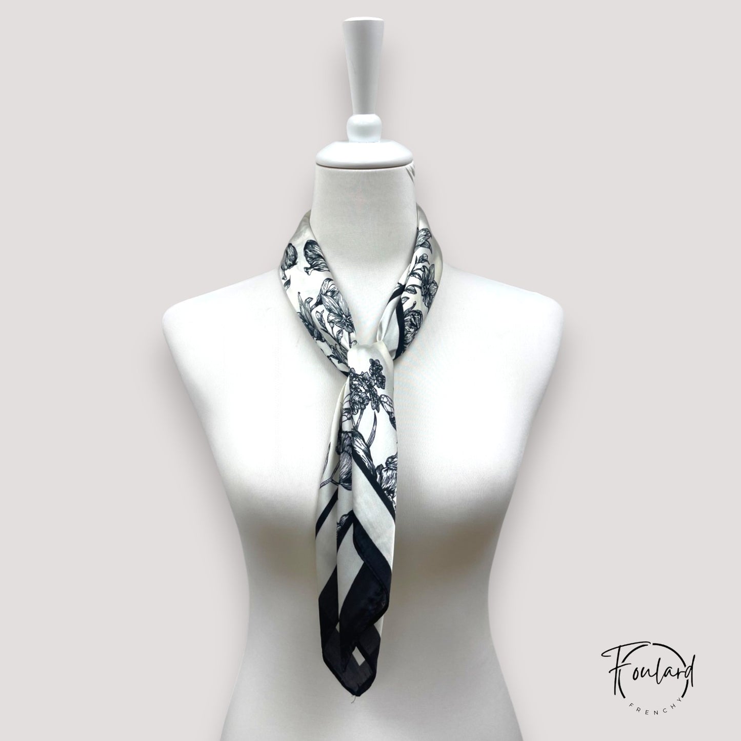 Foulard 70x70 – Élégance intemporelle en noir et blanc floral