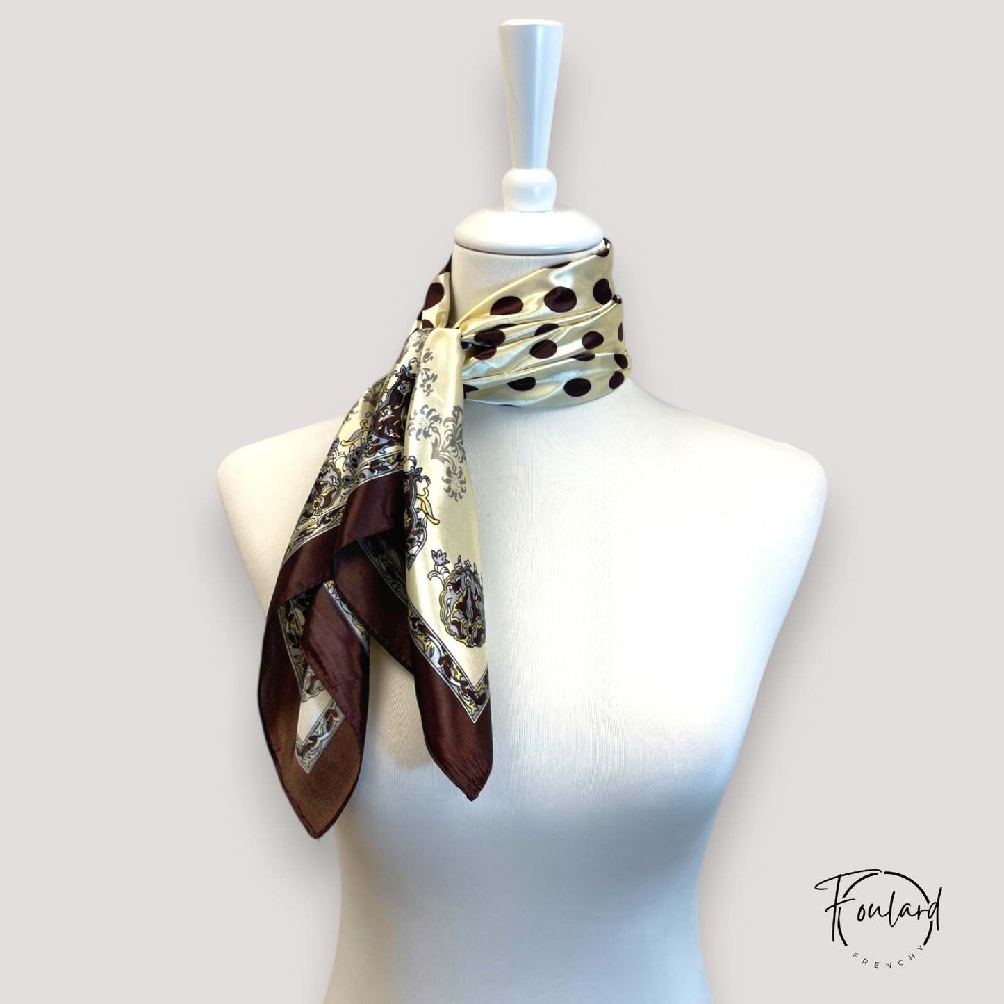 Foulard 90x90 – Motif pois et baroque brun : élégance rétro et charme sophistiqué