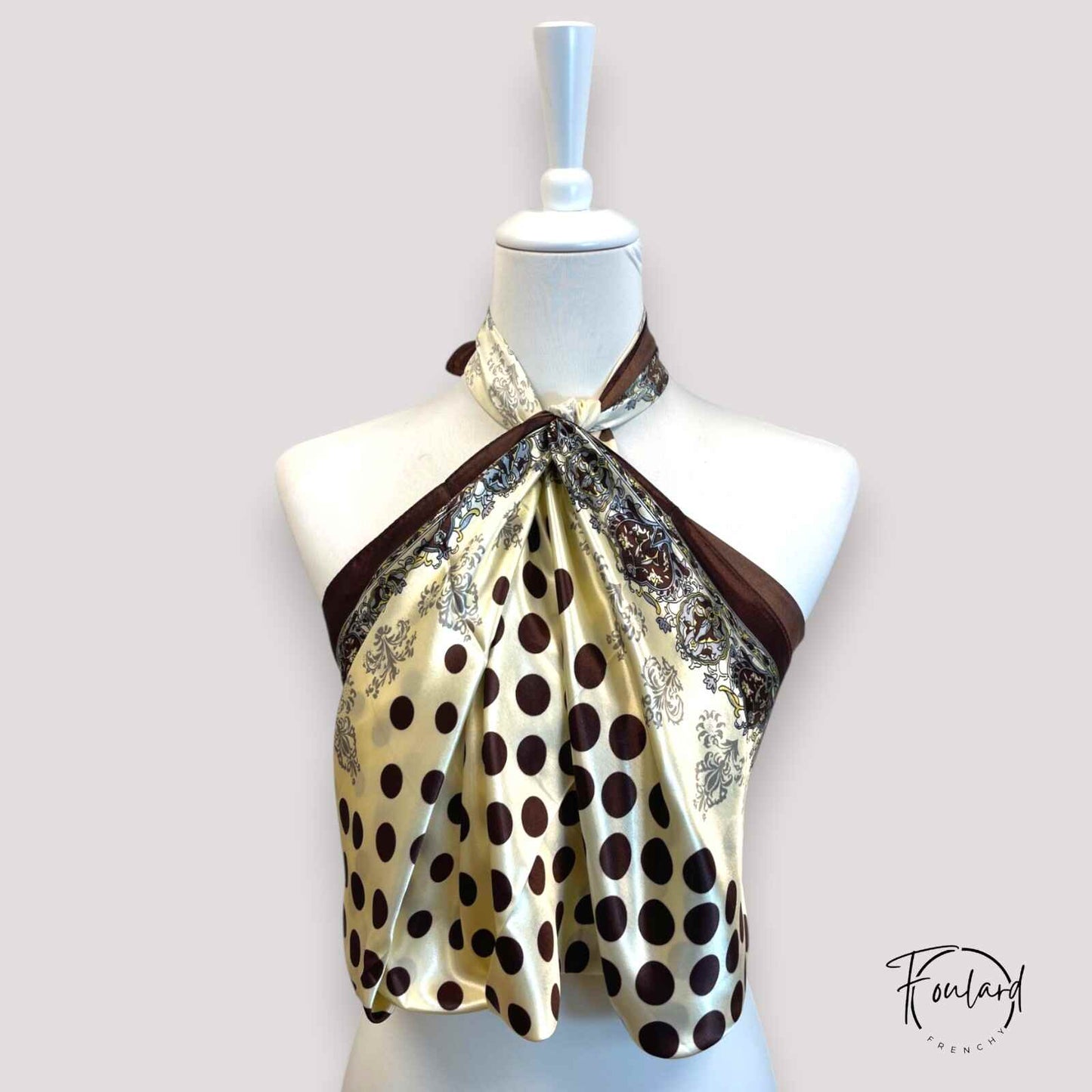 Foulard 90x90 – Motif pois et baroque brun : élégance rétro et charme sophistiqué