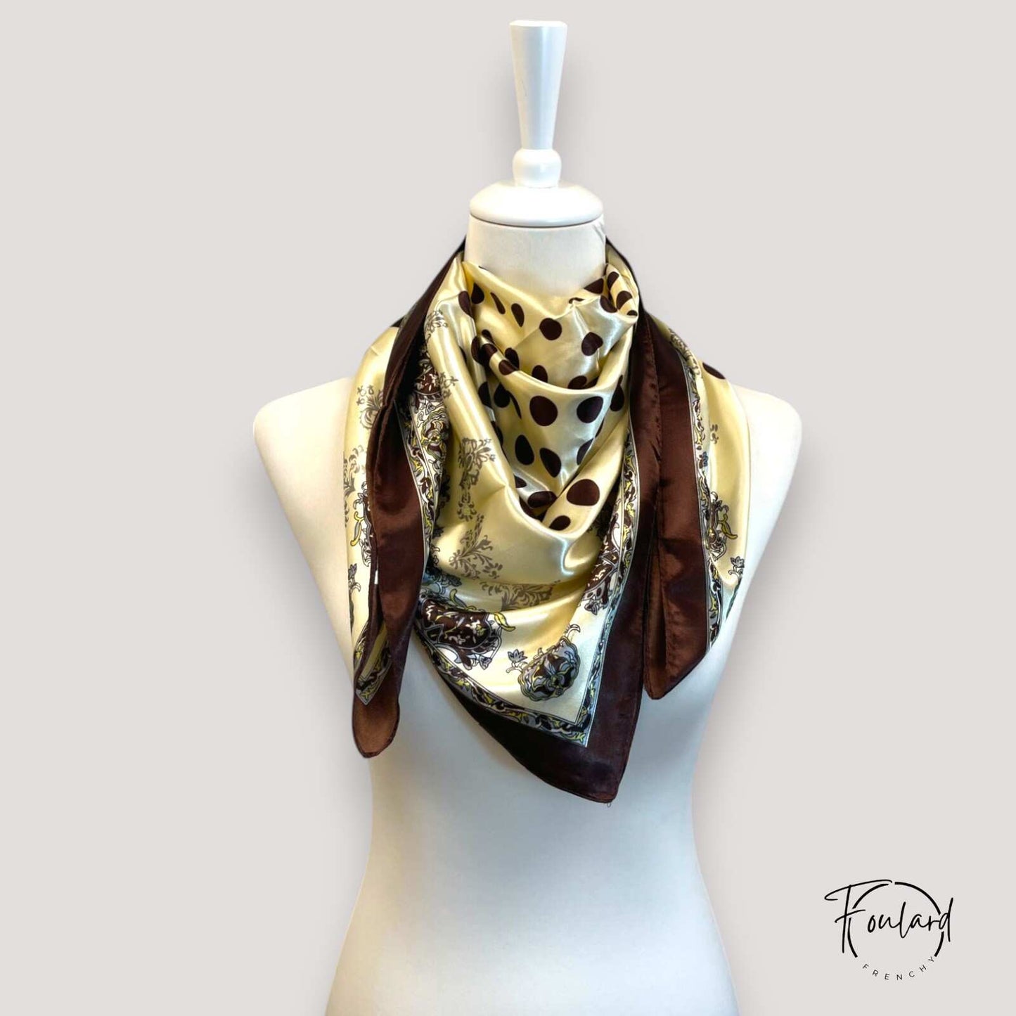 Foulard 90x90 – Motif pois et baroque brun : élégance rétro et charme sophistiqué