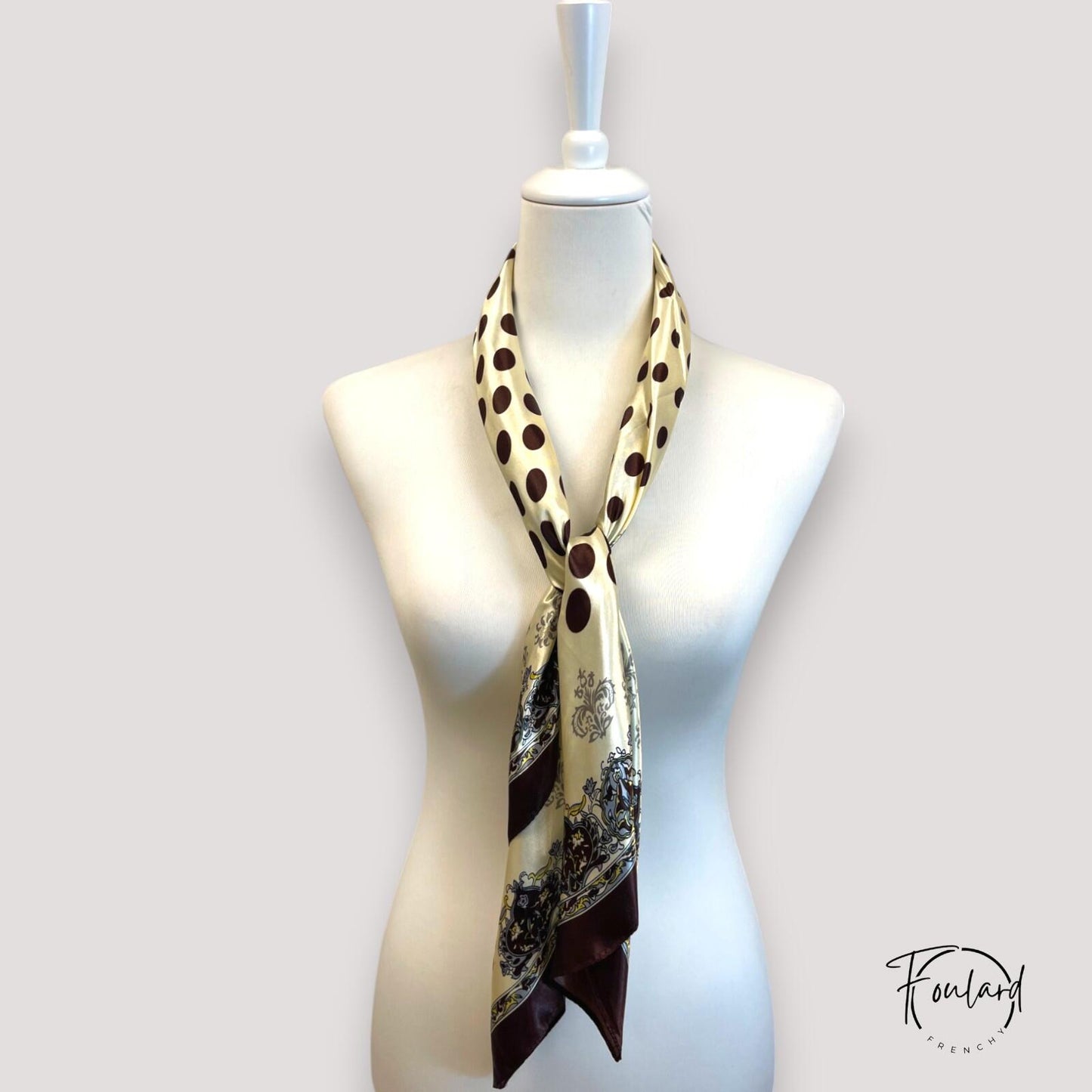 Foulard 90x90 – Motif pois et baroque brun : élégance rétro et charme sophistiqué