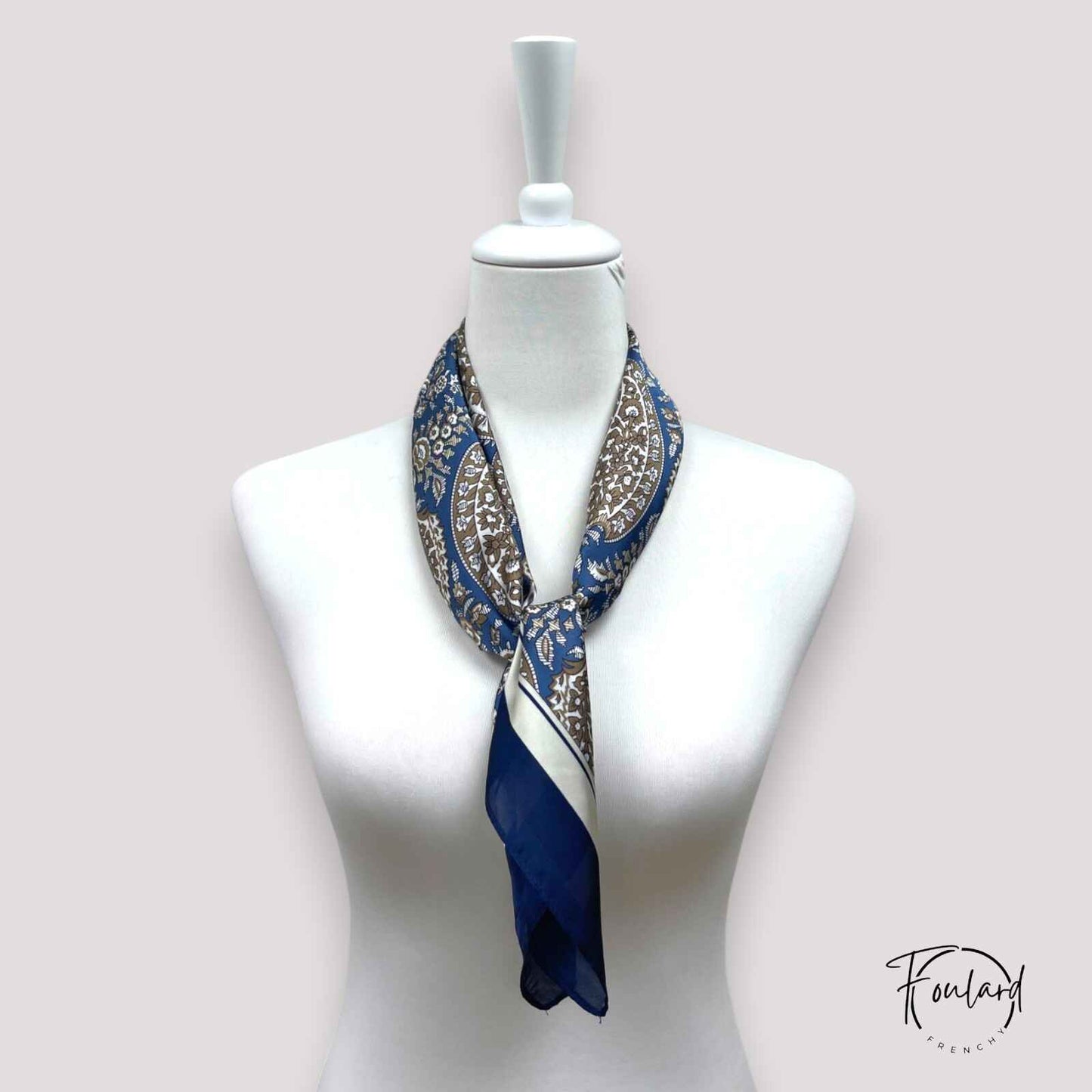 Foulard carré 70x70 – Élégance florale en bleu marine et brun