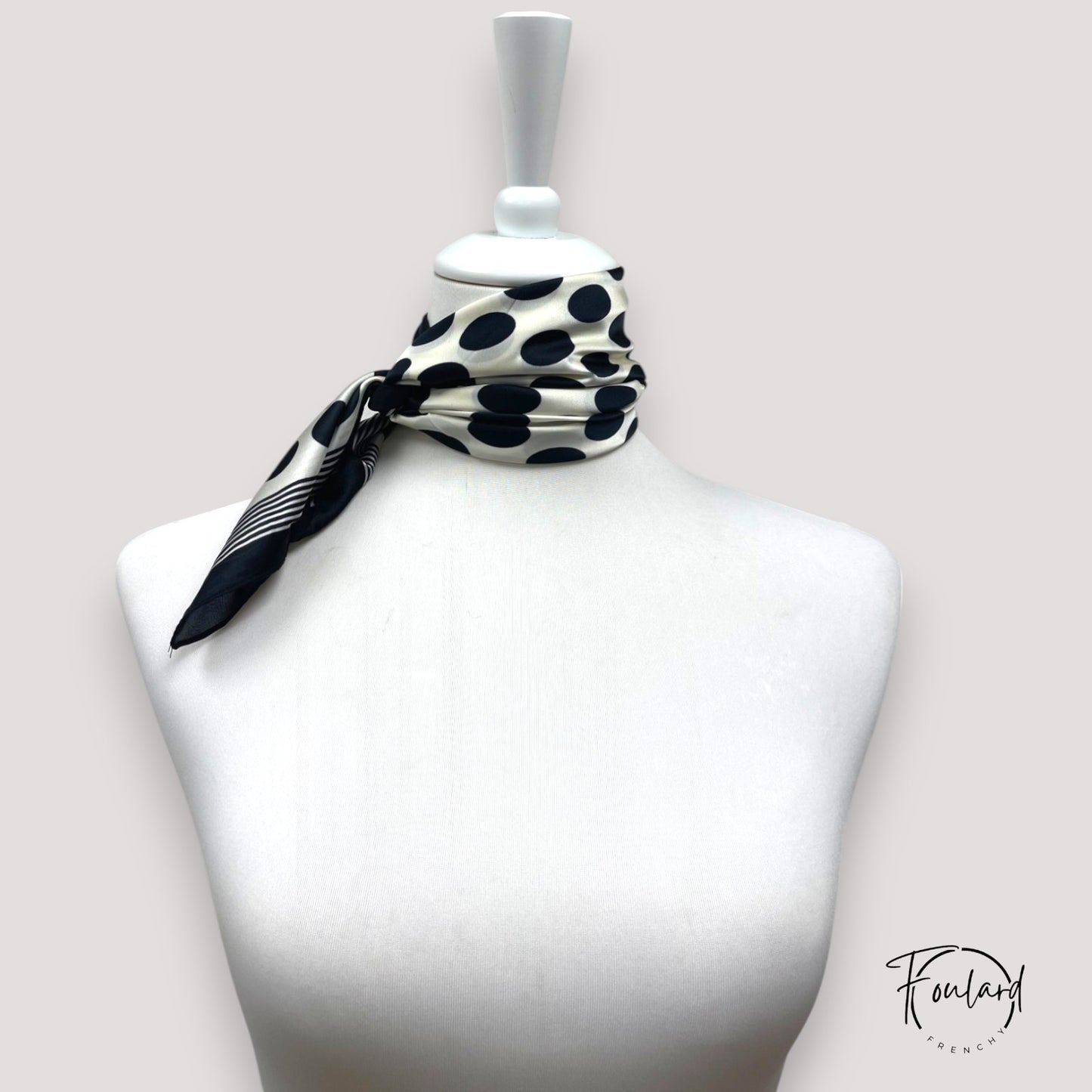 Foulard carré 70x70 – Pois noirs sur fond crème, charme rétro et allure contemporaine