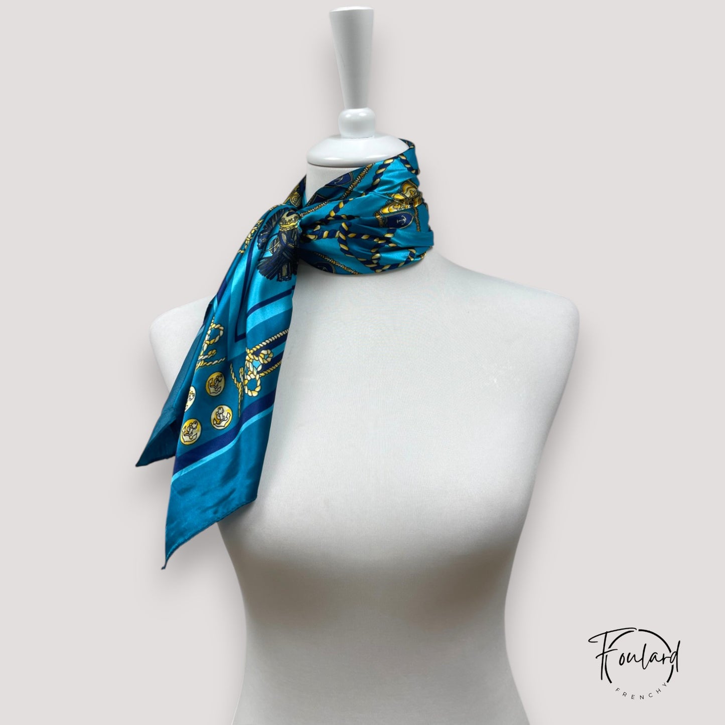 Foulard 90x90 – Éclat impérial sur satin turquoise