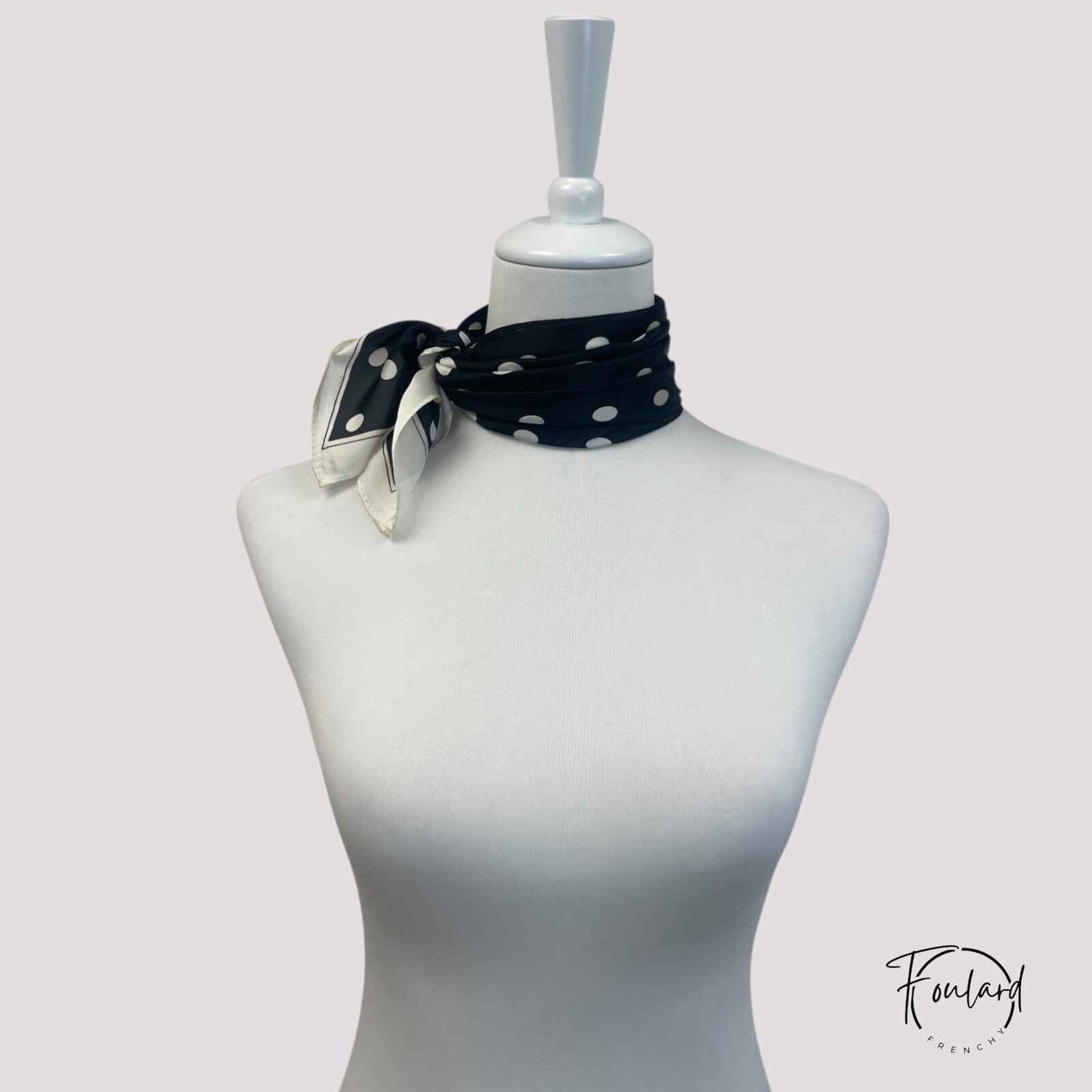 Foulard carré 70x70 – Pois blancs sur fond noir et bordure crème
