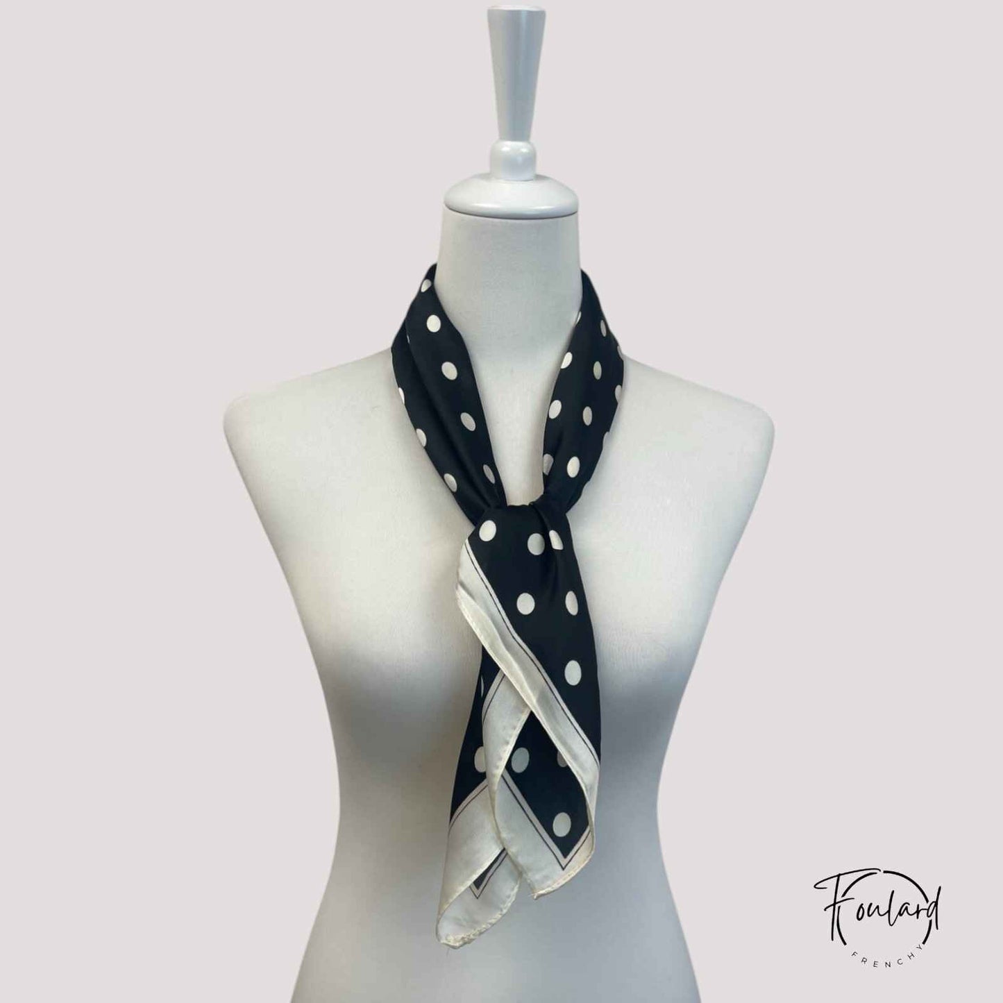 Foulard carré 70x70 – Pois blancs sur fond noir et bordure crème