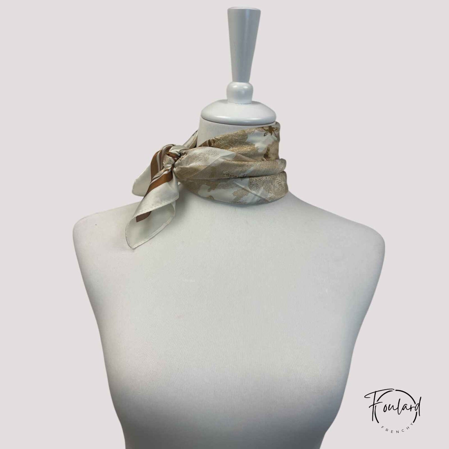 Foulard carré 70x70 – Imprimé paysage vintage beige et caramel