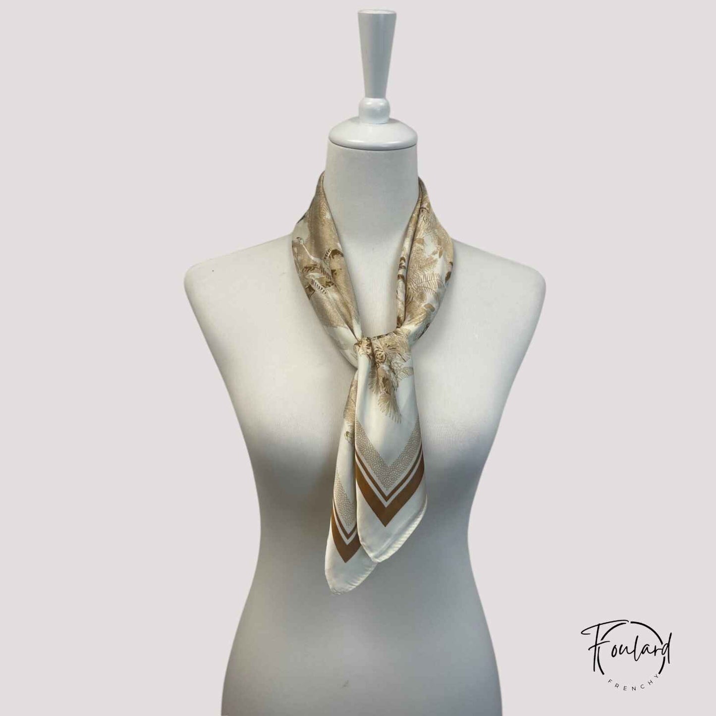Foulard carré 70x70 – Imprimé paysage vintage beige et caramel