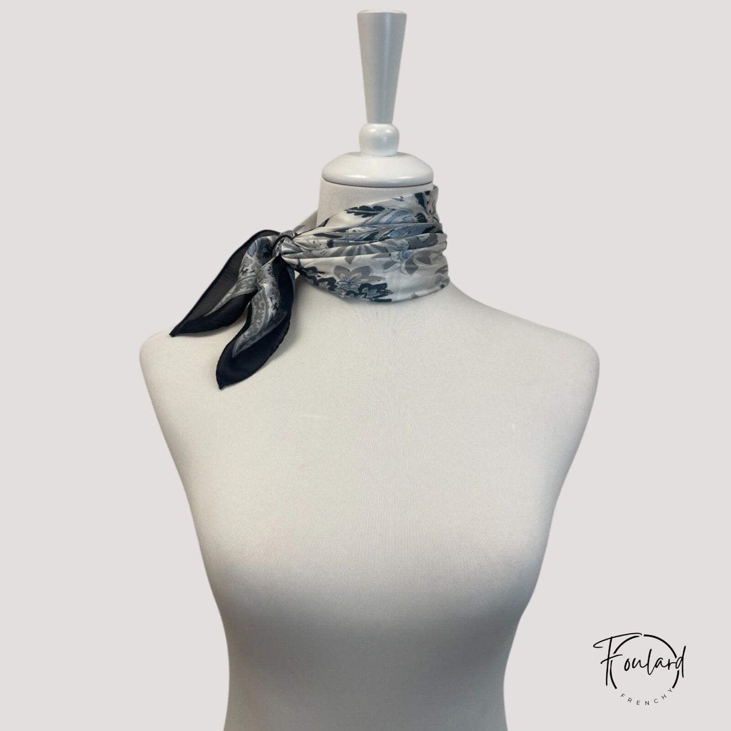 Foulard carré 70x70 – Motif floral baroque