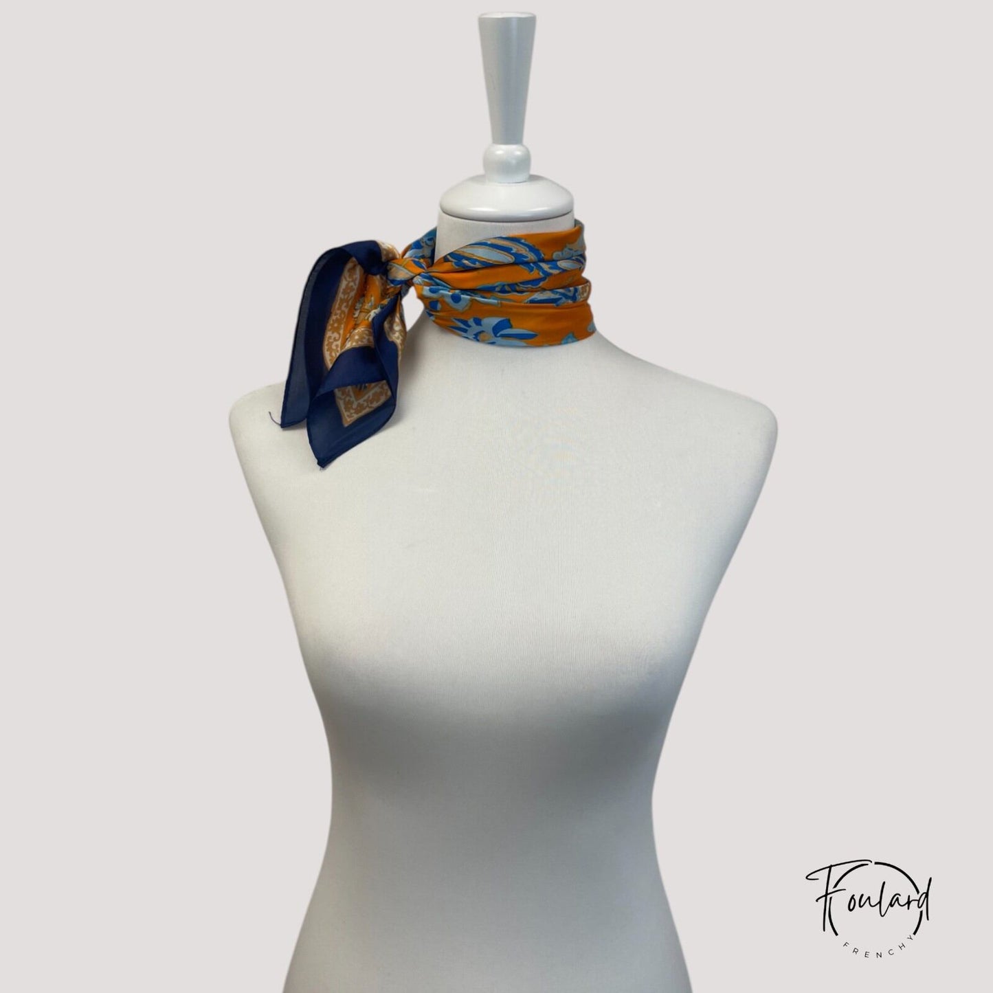 Foulard carré 70x70 – Imprimé floral oriental bleu et orange
