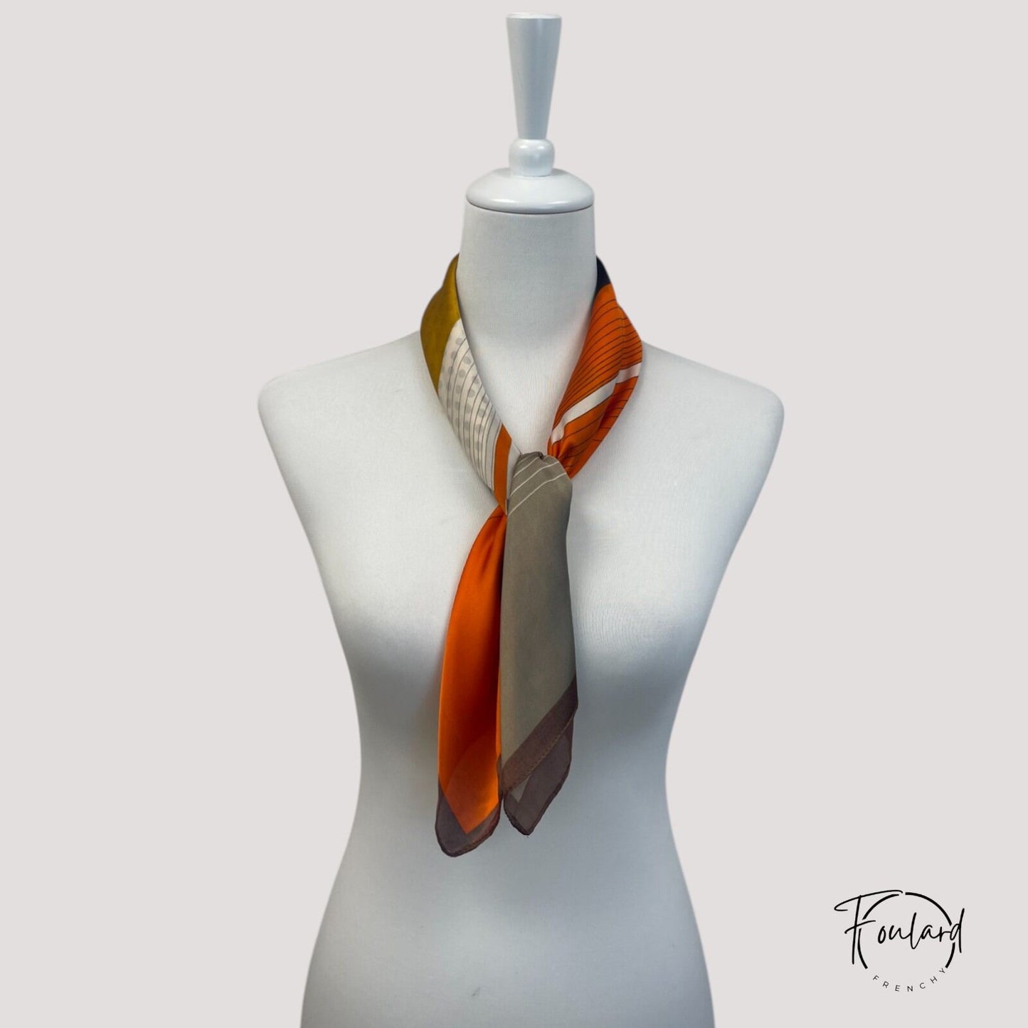 Foulard carré 70x70 – Design graphique multicolore