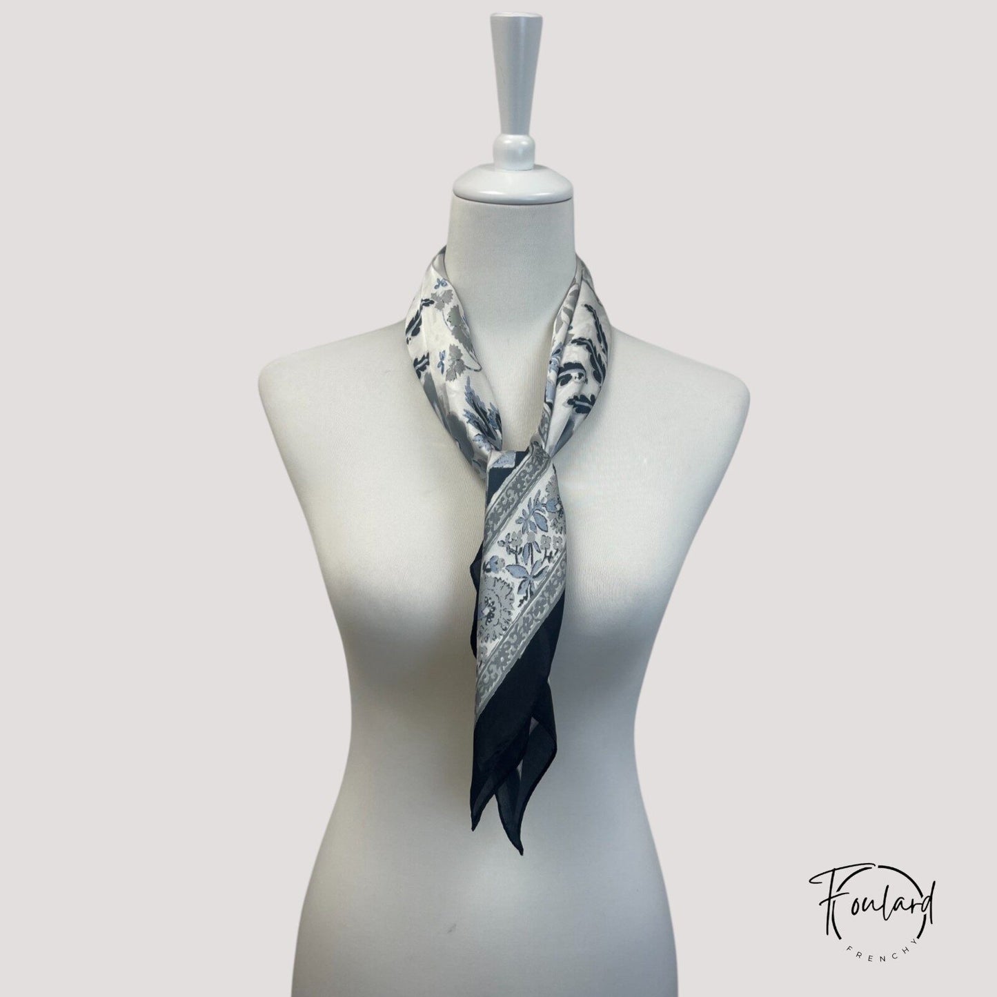 Foulard carré 70x70 – Motif floral baroque