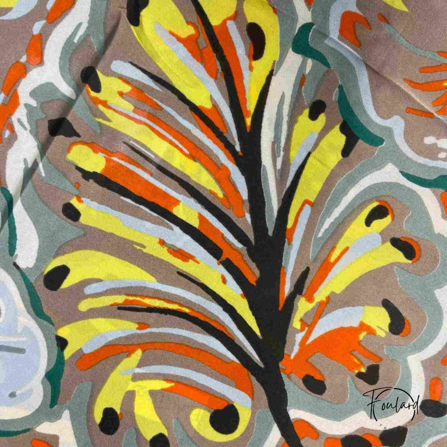 Foulard carré 70x70 – Motif papillon stylisé sur fond taupe et ivoire