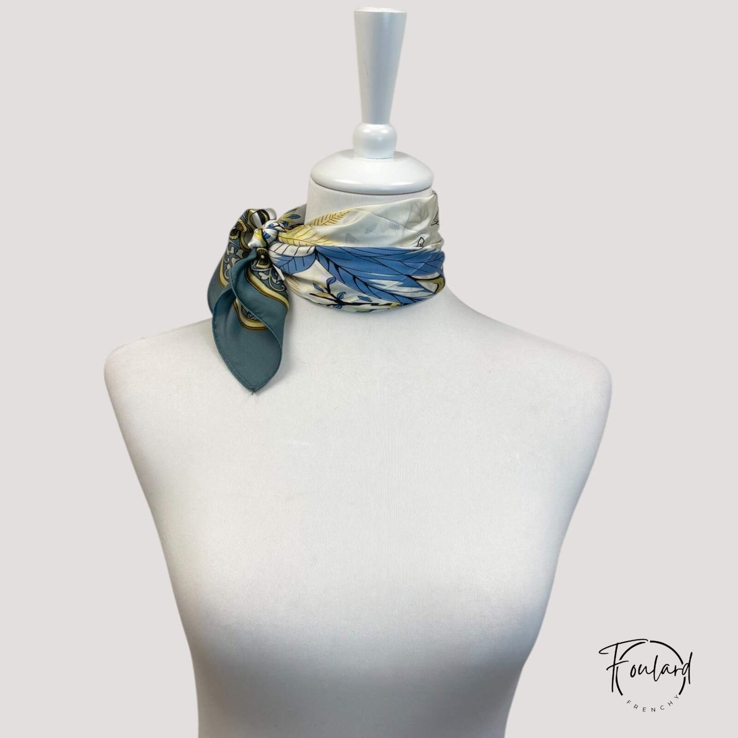 Foulard carré 70x70 – Évasion poétique aux accents floraux