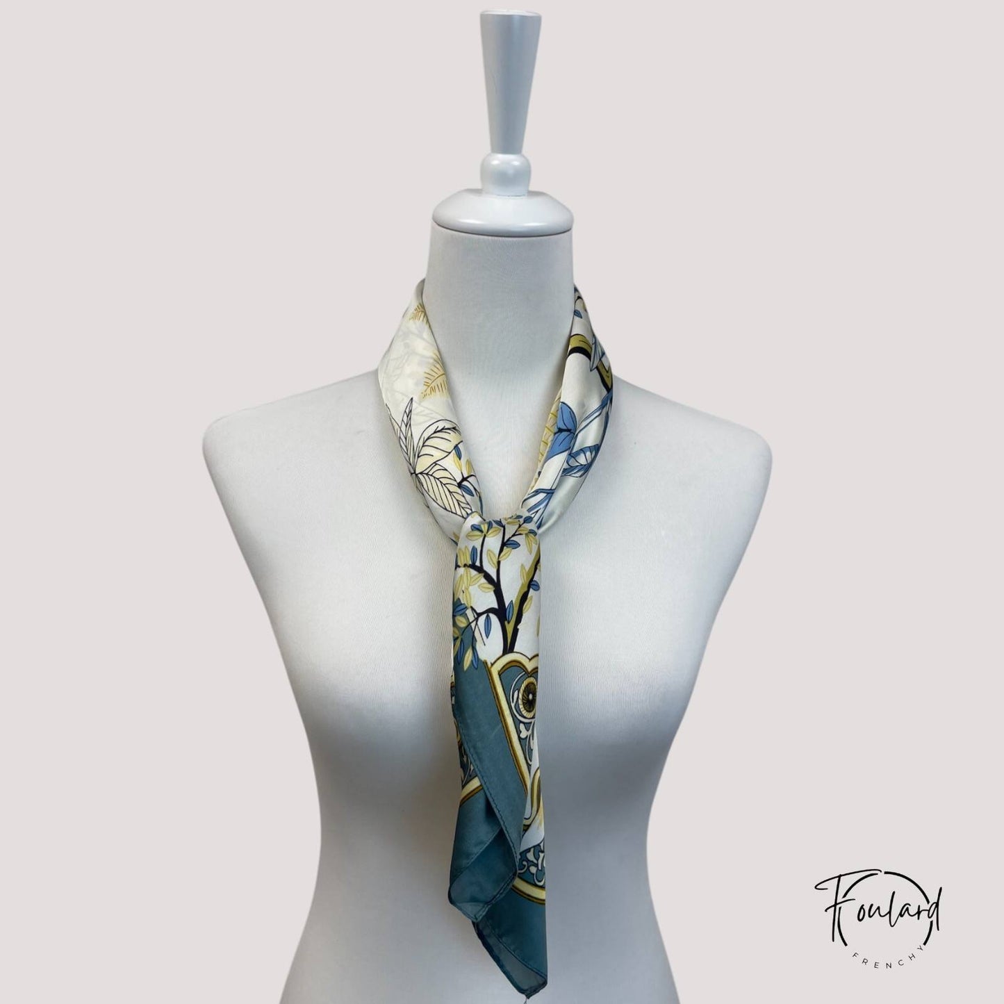 Foulard carré 70x70 – Évasion poétique aux accents floraux