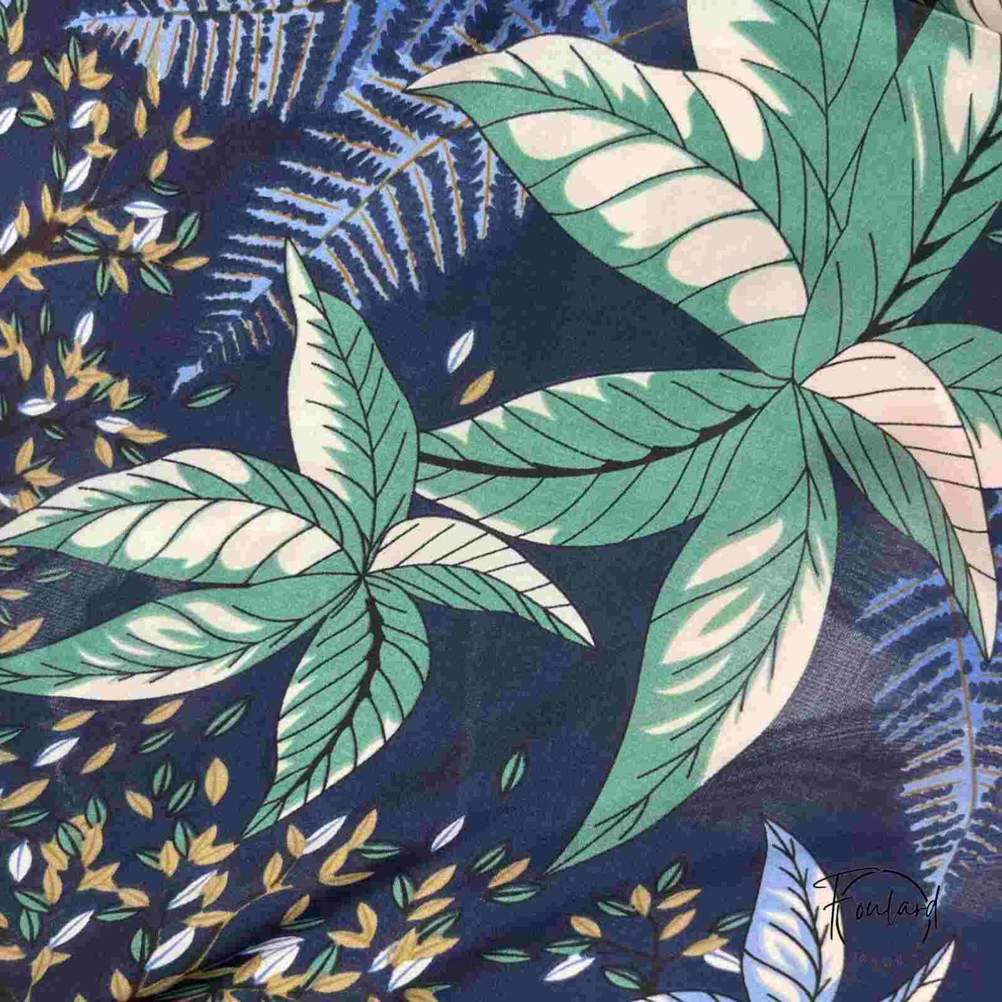 Foulard carré 70x70 – Motif tropical et touche d'exotisme rouge