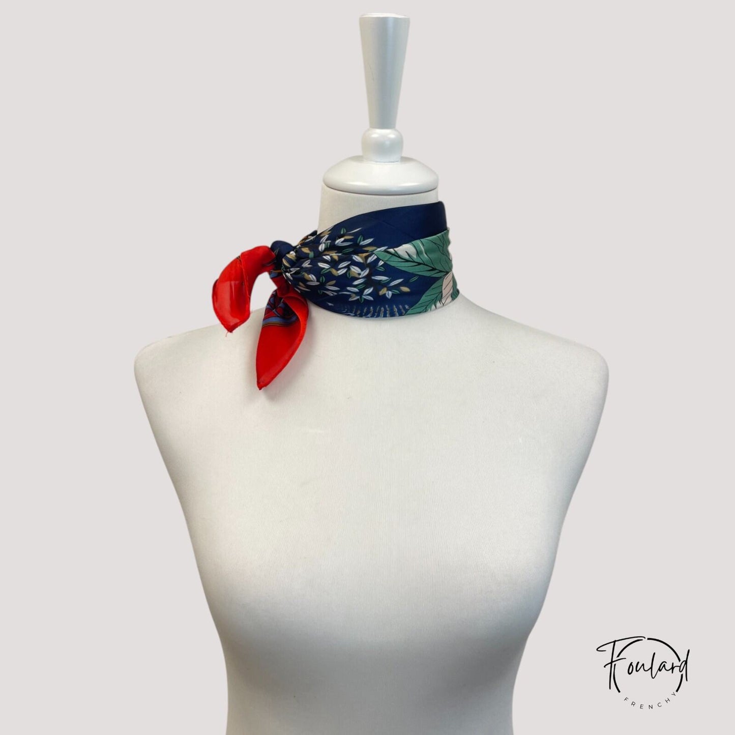 Foulard carré 70x70 – Motif tropical et touche d'exotisme rouge