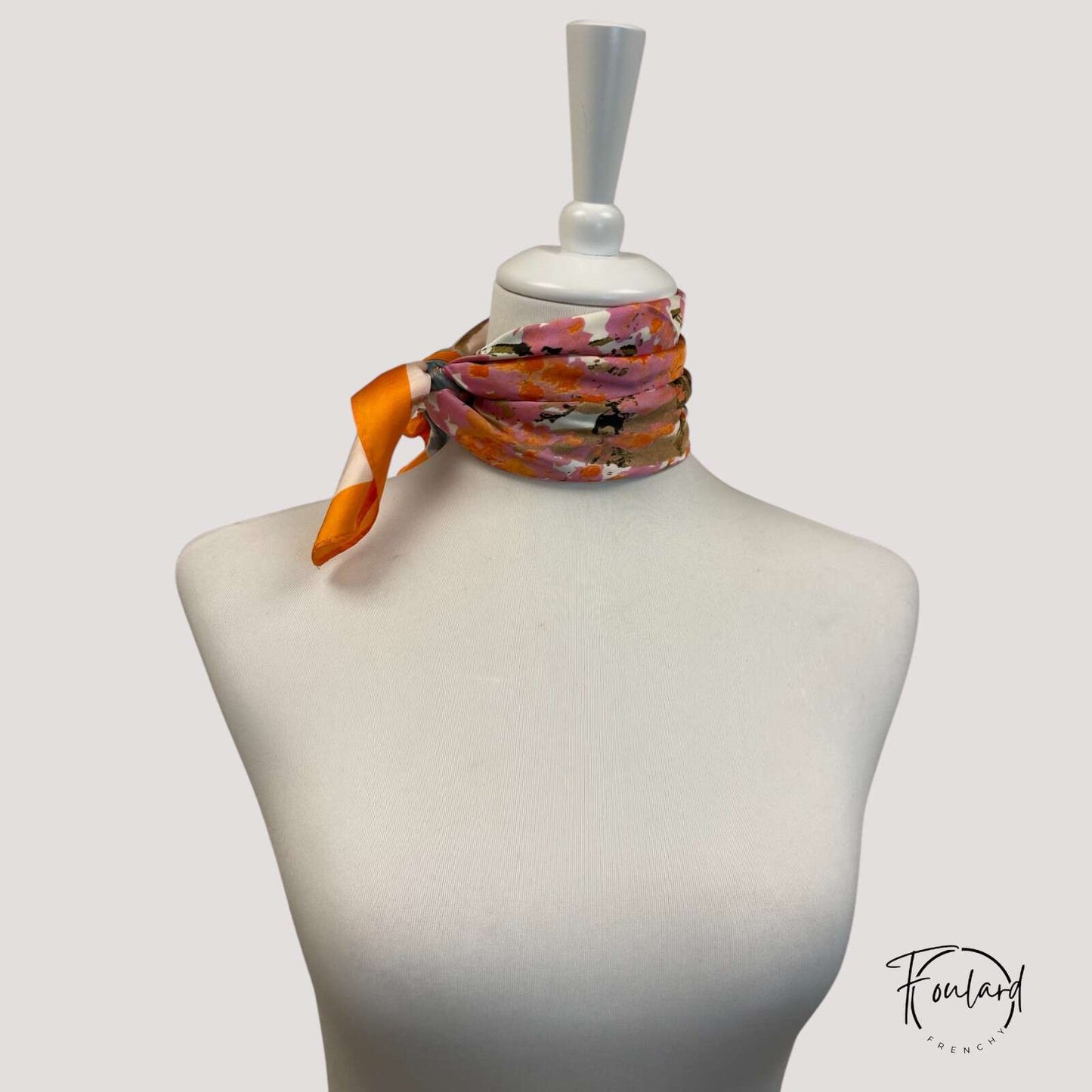 Foulard carré 70x70 – Inspiration florale et palette multicolore