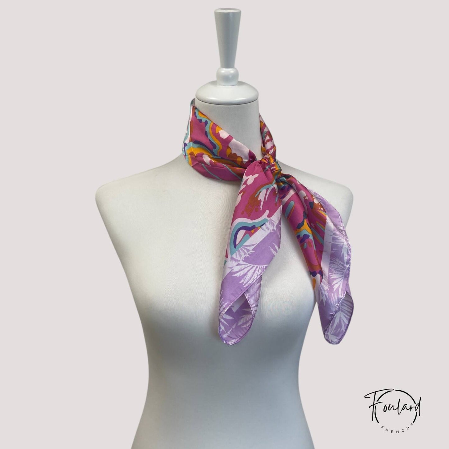 Foulard carré 70x70 – Explosion de couleurs en rose fuchsia et lilas