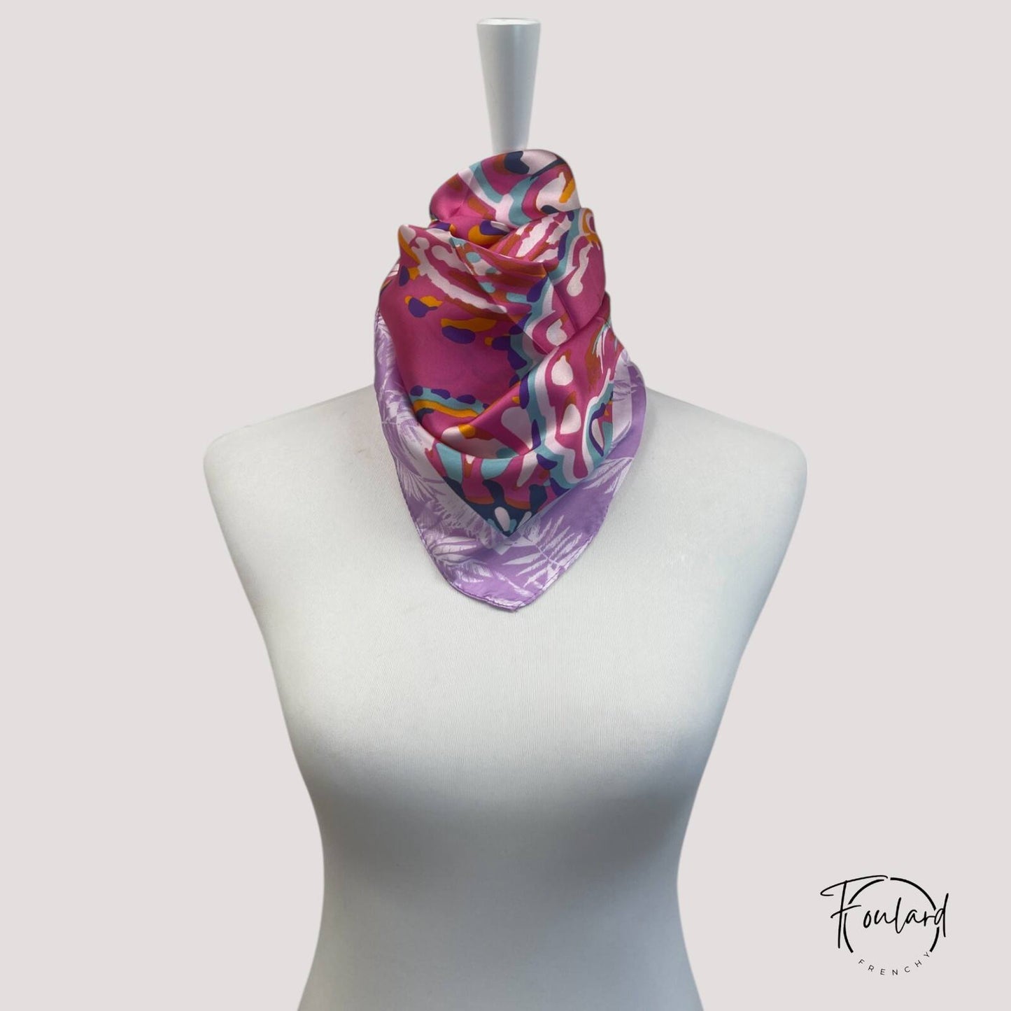 Foulard carré 70x70 – Explosion de couleurs en rose fuchsia et lilas