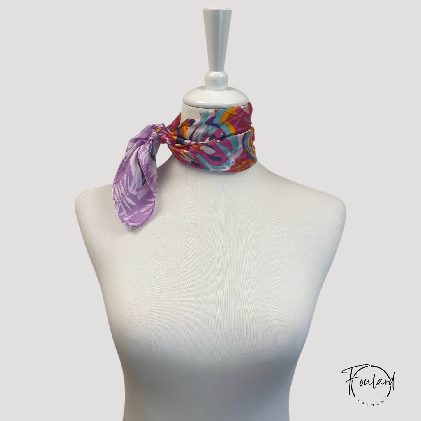 Foulard carré 70x70 – Explosion de couleurs en rose fuchsia et lilas