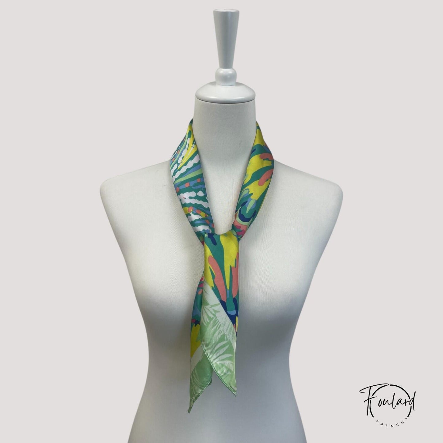 Foulard carré 70x70 – Vert tropical ; éclats multicolores